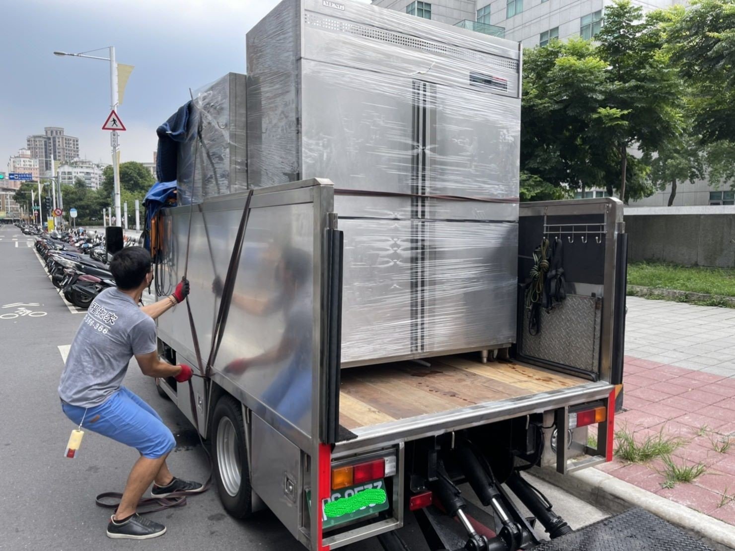 店面搬遷、搬家公司推薦、台北搬家推薦【榮福搬家公司】搬生財器具、搬冷凍櫃、搬冷藏冰箱、大型爐台搬運、搬窯烤爐、搬營業用蒸烤箱、南港搬家、桃園搬家公司推薦、新北搬家公司推薦、百貨公司進撤櫃、專櫃進撤櫃、企業搬運服務、搬公司行號、廠房遷移、搬精密儀器、公司行號搬遷、政府機關搬遷、百貨專櫃遷移、學校單位搬遷、大型設備搬遷、搬大型廚房設備、中央廚房搬遷、搬營業用冰箱、搬營業用製冰機、三層營業用烤箱搬運、搬工作檯冰箱、搬工計時、搬工服務、人力搬運,針對顧客都秉持以用心實在專業搬家技巧,搬家實在用心值得您的信賴與選擇。歡迎來電咨詢02-2651-2727,榮福搬家有專員立即為您服務。 店面搬遷、搬家公司推薦、台北搬家推薦【榮福搬家公司】搬生財器具、搬冷凍櫃、搬冷藏冰箱、大型爐台搬運、搬窯烤爐、搬營業用蒸烤箱、南港搬家、桃園搬家公司推薦、新北搬家公司推薦、百貨公司進撤櫃、專櫃進撤櫃、企業搬運服務、搬公司行號、廠房遷移、搬精密儀器、公司行號搬遷、政府機關搬遷、百貨專櫃遷移、學校單位搬遷、大型設備搬遷、搬大型廚房設備、中央廚房搬遷、搬營業用冰箱、搬營業用製冰機、三層營業用烤箱搬運、搬工作檯冰箱、搬工計時、搬工服務、人力搬運,針對顧客都秉持以用心實在專業搬家技巧,搬家實在用心值得您的信賴與選擇。歡迎來電咨詢02-2651-2727,榮福搬家有專員立即為您服務。
