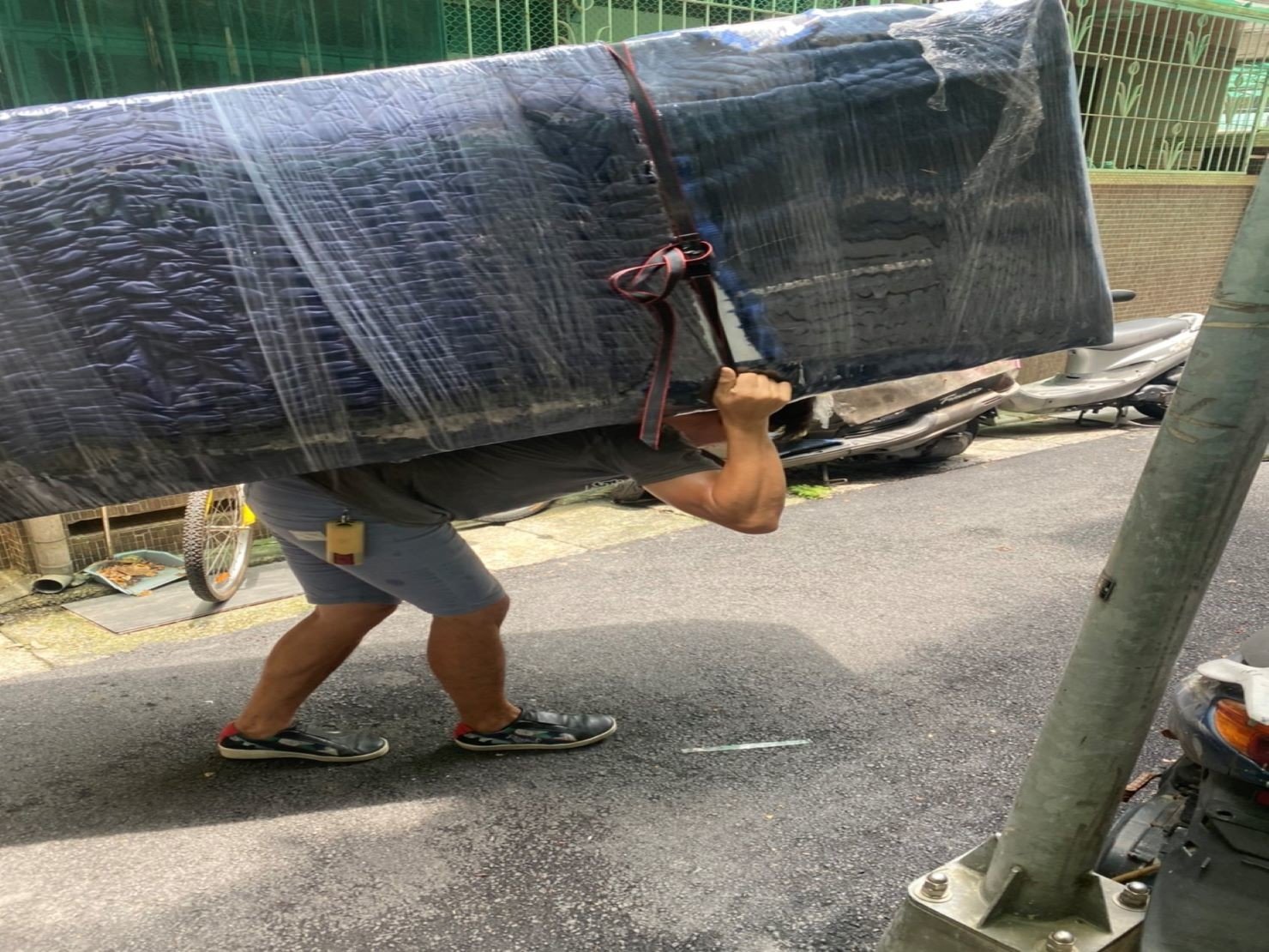 HITACHI大型冰箱搬運下樓-搬家公司推薦【榮福搬家】南港搬家公司,走巷弄需背搬運送至貨車上 HITACHI大型冰箱搬運下樓-搬家公司推薦【榮福搬家】南港搬家公司,走巷弄需背搬運送至貨車上
