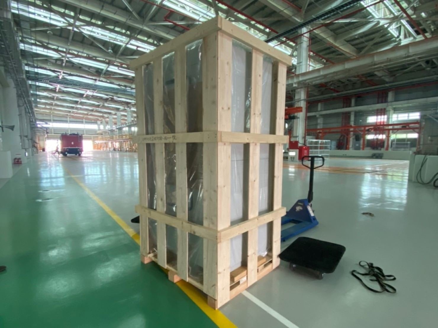 搬機櫃、搬機檯【榮福搬家】搬重物口碑第一、台北搬家推薦:搬運前的包裝作業:先以膠膜層層將機櫃綑繞,再用特製釘木箱將機櫃完整包裝起來,達到固定防碰撞之功效。 搬機櫃、搬機檯【榮福搬家】搬重物口碑第一、台北搬家推薦:搬運前的包裝作業:先以膠膜層層將機櫃綑繞,再用特製釘木箱將機櫃完整包裝起來,達到固定防碰撞之功效。