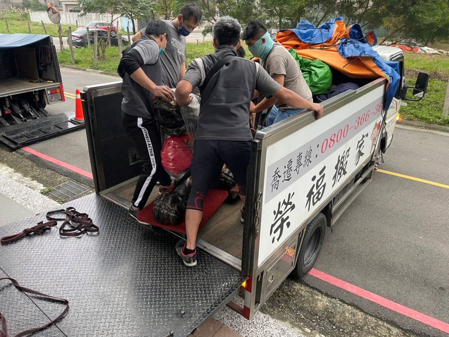 搬家首選【榮福搬家公司】石雕刻品、木雕神像、木雕刻藝術品、玉雕藝術品、大型玉雕貔貅、大型招財招擺件、破百公斤大型玉雕物件、藝術品店搬運、大型玉雕馬、跨縣市搬家、搬工計時、搬家具、搬家首選、特殊重物搬運、用心防護、精緻包裝、搬重物技巧、新北搬家公司推薦、搬家車、搬家公司、基隆搬家、南港搬家、桃園搬家公司推薦、台北搬家公司推薦:大台北搬家,精緻包裝搬運「細膩包裝、專業搬運、用心服務、以客為尊」是榮福搬家公司的宗旨與精神。歡迎立即來電02-2651-2727專人服務。 搬家首選【榮福搬家公司】石雕刻品、木雕神像、木雕刻藝術品、玉雕藝術品、大型玉雕貔貅、大型招財招擺件、破百公斤大型玉雕物件、藝術品店搬運、大型玉雕馬、跨縣市搬家、搬工計時、搬家具、搬家首選、特殊重物搬運、用心防護、精緻包裝、搬重物技巧、新北搬家公司推薦、搬家車、搬家公司、基隆搬家、南港搬家、桃園搬家公司推薦、台北搬家公司推薦:大台北搬家,精緻包裝搬運「細膩包裝、專業搬運、用心服務、以客為尊」是榮福搬家公司的宗旨與精神。歡迎立即來電02-2651-2727專人服務。