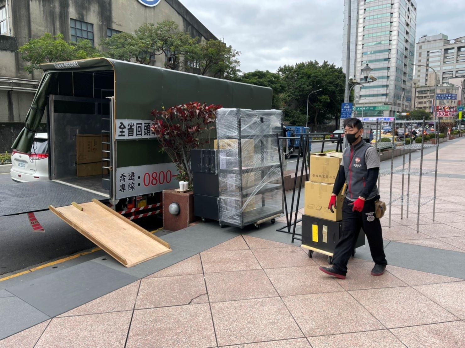 搬家公司推薦、台北搬家推薦【榮福搬家公司】南港搬家、桃園搬家公司推薦、新北搬家公司推薦、企業搬運服務、搬公司行號、廠房遷移、屏風拆裝、公司行號搬遷、政府機關搬遷、百貨專櫃遷移、學校單位搬遷、雜貨店搬遷、精緻包裝、家庭搬家、搬鋼琴、搬工、搬家公司紙箱、黃色膠帶、搬家估價、基隆搬家、家具拆裝、搬家具,針對顧客都秉持以用心實在專業搬家技巧,搬家實在用心值得您的信賴與選擇。歡迎來電咨詢02-2651-2727,榮福搬家有專員立即為您服務。 搬家公司推薦、台北搬家推薦【榮福搬家公司】南港搬家、桃園搬家公司推薦、新北搬家公司推薦、企業搬運服務、搬公司行號、廠房遷移、屏風拆裝、公司行號搬遷、政府機關搬遷、百貨專櫃遷移、學校單位搬遷、雜貨店搬遷、精緻包裝、家庭搬家、搬鋼琴、搬工、搬家公司紙箱、黃色膠帶、搬家估價、基隆搬家、家具拆裝、搬家具,針對顧客都秉持以用心實在專業搬家技巧,搬家實在用心值得您的信賴與選擇。歡迎來電咨詢02-2651-2727,榮福搬家有專員立即為您服務。