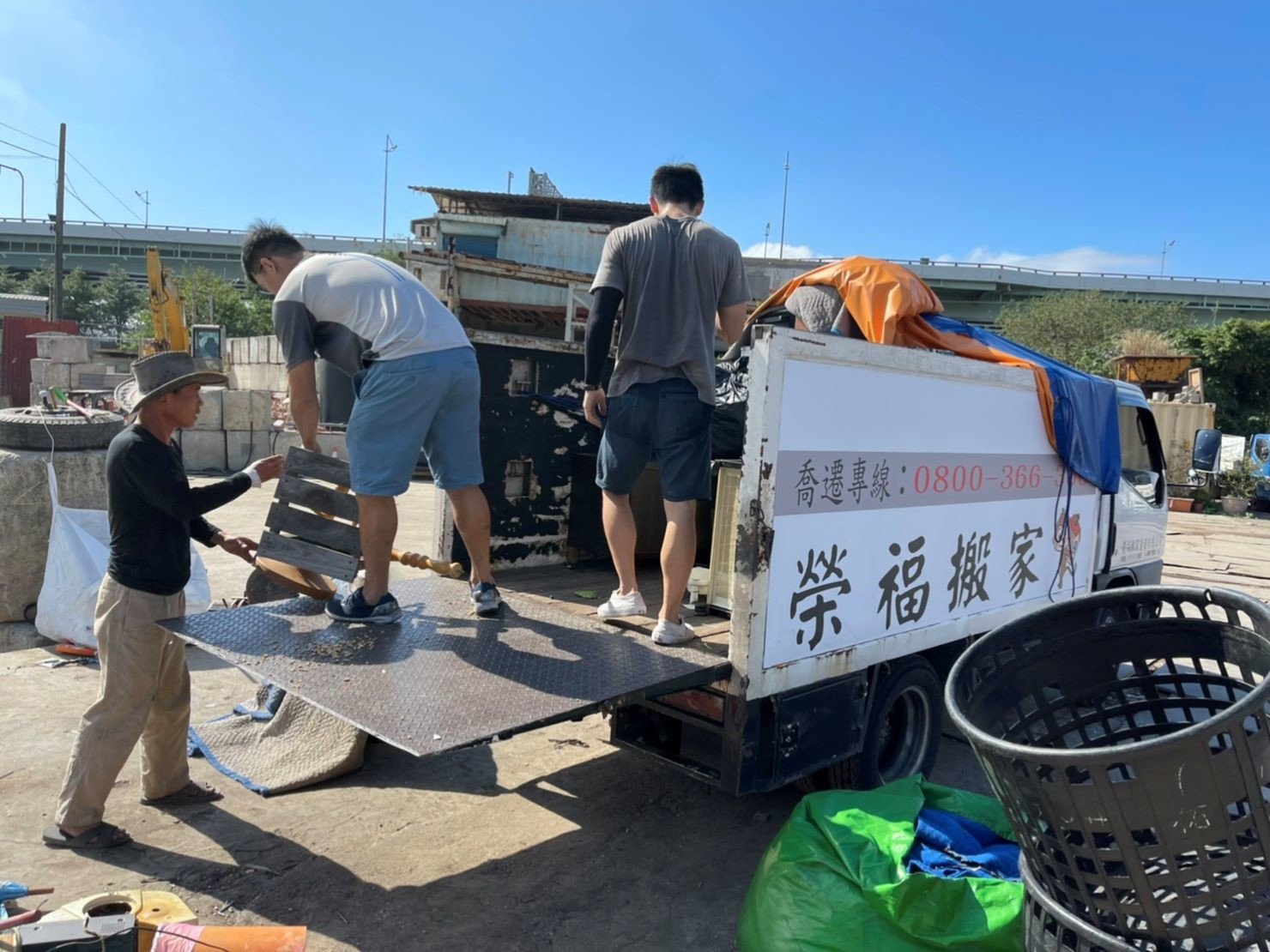 新北搬家【榮福搬家】搬家首選、台北搬家推薦:【廢棄物處理清運、家庭家具垃圾處理】垃圾清運【榮福搬家】快速有效率的幫您不要的大家具、不堪使用的櫃子、椅子、小物品等一併載到處理場丟棄。 新北搬家【榮福搬家】搬家首選、台北搬家推薦:【廢棄物處理清運、家庭家具垃圾處理】垃圾清運【榮福搬家】快速有效率的幫您不要的大家具、不堪使用的櫃子、椅子、小物品等一併載到處理場丟棄。