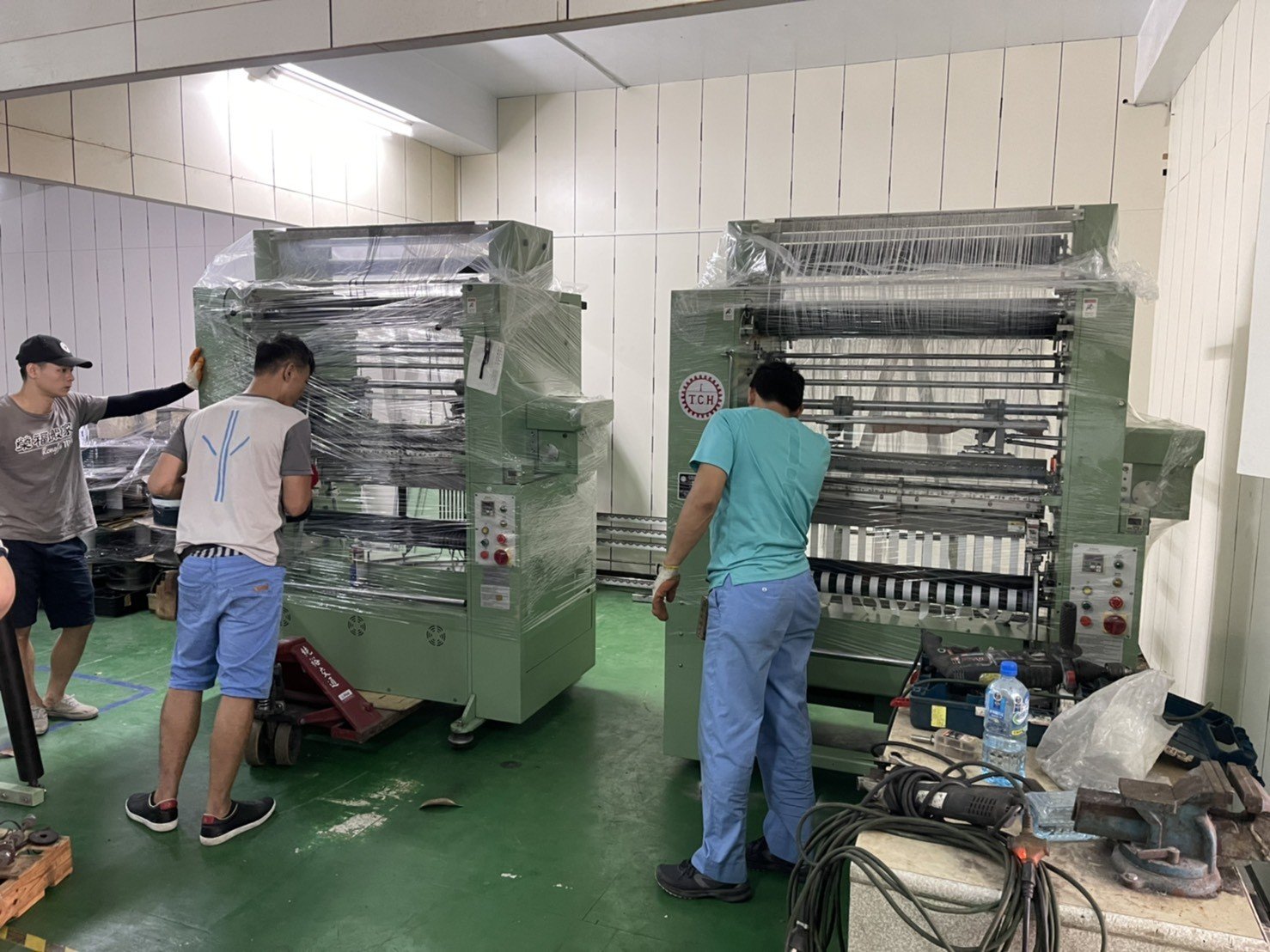廠房遷移、搬製帶機器、搬重物【榮福搬家公司】大型織帶機搬運、公司行號搬遷、石墩搬運、搬石椅、搬石頭桌、搬洗衣機、搬披薩窯、精搬金庫、搬保險櫃、精搬魚缸、精搬鋼琴、搬醫療床、大型健身器材搬運、大型廚具設備搬運、各式各樣機台搬運、跨縣市搬家、搬工計時、人力搬運、搬運、搬床墊、營業用冰箱搬運、大型家具運送、重物搬運首選、吊掛搬運、吊家具搬運、特殊重物搬運、專搬重物、重物搬運器、手動油壓拖板車、新北搬家推薦、搬家公司、基隆搬家、南港搬家、桃園搬家公司、台北搬家公司推薦:大台北搬家,精緻包裝搬運「細膩包裝、專業搬運、用心服務、以客為尊」是榮福搬家公司的宗旨與精神。歡迎立即來電02-2651-2727專人服務。 廠房遷移、搬製帶機器、搬重物【榮福搬家公司】大型織帶機搬運、公司行號搬遷、石墩搬運、搬石椅、搬石頭桌、搬洗衣機、搬披薩窯、精搬金庫、搬保險櫃、精搬魚缸、精搬鋼琴、搬醫療床、大型健身器材搬運、大型廚具設備搬運、各式各樣機台搬運、跨縣市搬家、搬工計時、人力搬運、搬運、搬床墊、營業用冰箱搬運、大型家具運送、重物搬運首選、吊掛搬運、吊家具搬運、特殊重物搬運、專搬重物、重物搬運器、手動油壓拖板車、新北搬家推薦、搬家公司、基隆搬家、南港搬家、桃園搬家公司、台北搬家公司推薦:大台北搬家,精緻包裝搬運「細膩包裝、專業搬運、用心服務、以客為尊」是榮福搬家公司的宗旨與精神。歡迎立即來電02-2651-2727專人服務。
