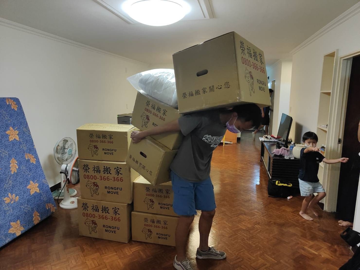 家公司推薦、新北搬家推薦【榮福搬家公司】南港搬家、桃園搬家公司推薦、台北搬家公司推薦、大型家具搬運、搬家具、冰箱搬運、基隆搬家、搬家電、大型家電搬運、床墊搬運、搬家車、家庭搬家、搬工、搬運、搬家紙箱、跨縣市搬家、單件家具運送、搬家估價、搬家首選,搬家達人,吊掛搬運、吊家具搬運、台北搬家公司推薦:大台北搬家,精緻包裝搬運「細膩包裝、專業搬運、用心服務、以客為尊」是榮福搬家公司的宗旨與精神。歡迎立即來電02-2651-2727專人服務。 家公司推薦、新北搬家推薦【榮福搬家公司】南港搬家、桃園搬家公司推薦、台北搬家公司推薦、大型家具搬運、搬家具、冰箱搬運、基隆搬家、搬家電、大型家電搬運、床墊搬運、搬家車、家庭搬家、搬工、搬運、搬家紙箱、跨縣市搬家、單件家具運送、搬家估價、搬家首選,搬家達人,吊掛搬運、吊家具搬運、台北搬家公司推薦:大台北搬家,精緻包裝搬運「細膩包裝、專業搬運、用心服務、以客為尊」是榮福搬家公司的宗旨與精神。歡迎立即來電02-2651-2727專人服務。