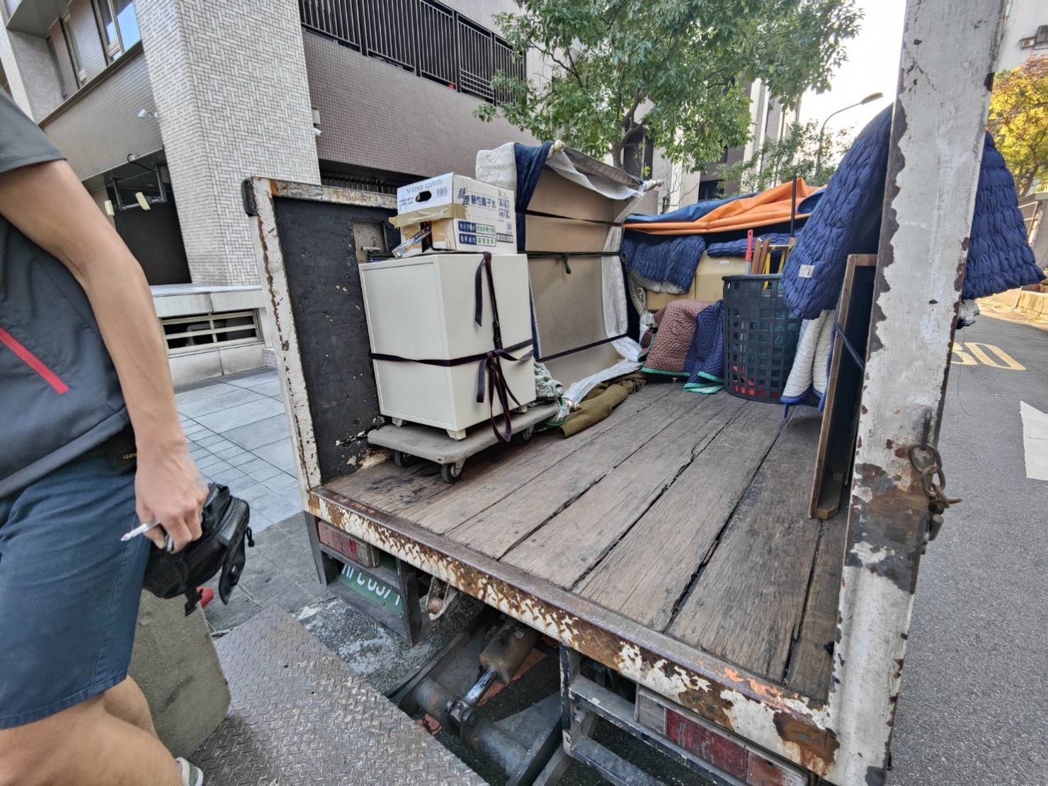專人到府打包、尺寸較大家具以樓梯搬運作業、歐美規格沙發以樓梯搬運、搬家公司推薦、新北搬家公司推薦【榮福搬家公司】基隆搬家、南港搬家、桃園搬家公司推薦、家庭搬家、精緻搬家、精緻包裝、打包裝箱、跨縣市搬家、貴重家具精緻包裝、人工搬運、搬家具、白土報紙、搬家首選、搬家紙箱、氣泡捲、膠膜、黃色透明膠帶、大型家具搬運、台北搬家公司推薦:大台北搬家,精緻包裝搬運「細膩包裝、專業搬運、用心服務、以客為尊」是榮福搬家公司的宗旨與精神。歡迎立即來電02-2651-2727專人服務。 專人到府打包、尺寸較大家具以樓梯搬運作業、歐美規格沙發以樓梯搬運、搬家公司推薦、新北搬家公司推薦【榮福搬家公司】基隆搬家、南港搬家、桃園搬家公司推薦、家庭搬家、精緻搬家、精緻包裝、打包裝箱、跨縣市搬家、貴重家具精緻包裝、人工搬運、搬家具、白土報紙、搬家首選、搬家紙箱、氣泡捲、膠膜、黃色透明膠帶、大型家具搬運、台北搬家公司推薦:大台北搬家,精緻包裝搬運「細膩包裝、專業搬運、用心服務、以客為尊」是榮福搬家公司的宗旨與精神。歡迎立即來電02-2651-2727專人服務。