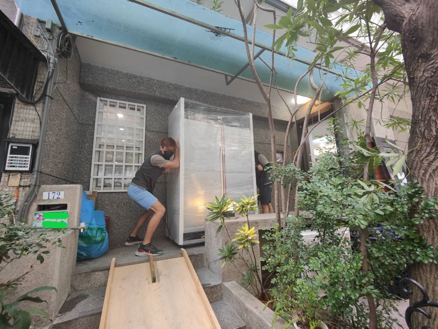 【榮福搬家】烘焙店面搬遷、甜點店面搬遷、麵包店搬遷、店面搬遷暫放倉儲、餐飲設備暫放倉儲、訂製餐桌椅精緻包裝、營業用攪拌機搬運、營業用冰箱精緻包裝、營業用烤箱搬遷、麵包切割機、營業用冰箱搬遷、工作檯包裝,工作桌,台北搬家公司推薦:大台北搬家,精緻包裝搬運「細膩包裝、專業搬運、用心服務、以客為尊」是榮福搬家公司的宗旨與精神。歡迎立即來電02-2651-2727專人服務。 【榮福搬家】烘焙店面搬遷、甜點店面搬遷、麵包店搬遷、店面搬遷暫放倉儲、餐飲設備暫放倉儲、訂製餐桌椅精緻包裝、營業用攪拌機搬運、營業用冰箱精緻包裝、營業用烤箱搬遷、麵包切割機、營業用冰箱搬遷、工作檯包裝,工作桌,台北搬家公司推薦:大台北搬家,精緻包裝搬運「細膩包裝、專業搬運、用心服務、以客為尊」是榮福搬家公司的宗旨與精神。歡迎立即來電02-2651-2727專人服務。