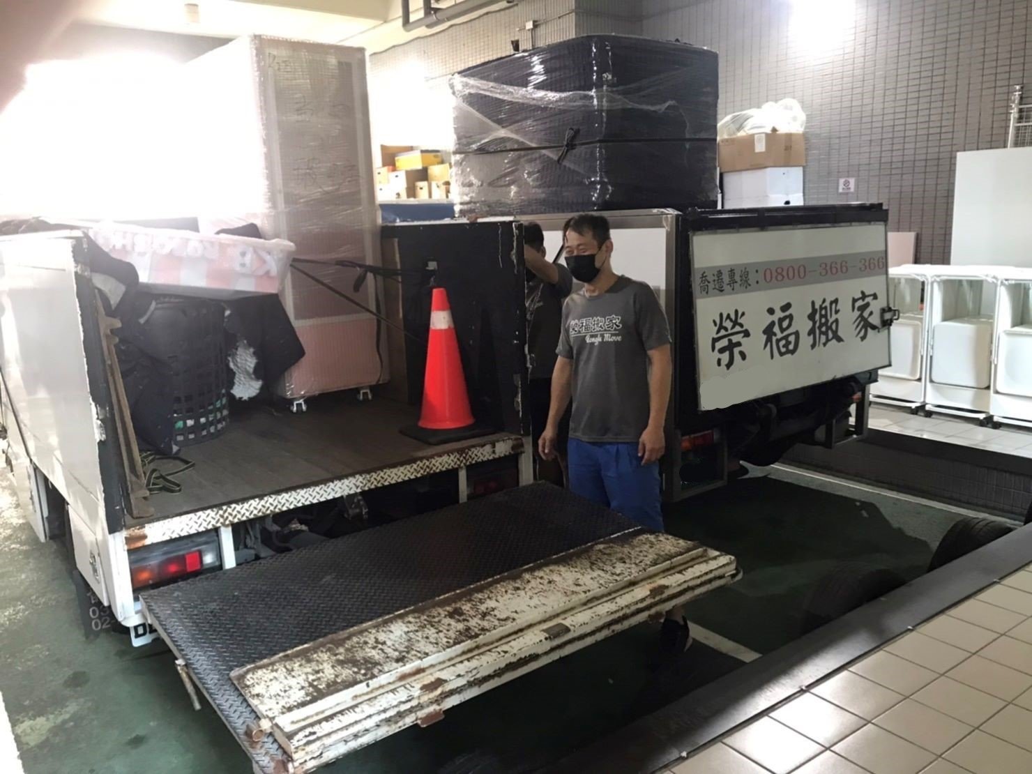 只需搬運單一重物?搬運單一自動販賣機、夾娃娃機、販賣機、自動咖啡機、公仔自動販賣機、特殊重物推薦【榮福搬家】專業包裝防護搬運「細膩包裝手法、專業搬運技巧、用心服務、以客為尊」是榮福搬家公司的宗旨與精神。歡迎立即來電02-2651-2727專人服務。 只需搬運單一重物?搬運單一自動販賣機、夾娃娃機、販賣機、自動咖啡機、公仔自動販賣機、特殊重物推薦【榮福搬家】專業包裝防護搬運「細膩包裝手法、專業搬運技巧、用心服務、以客為尊」是榮福搬家公司的宗旨與精神。歡迎立即來電02-2651-2727專人服務。