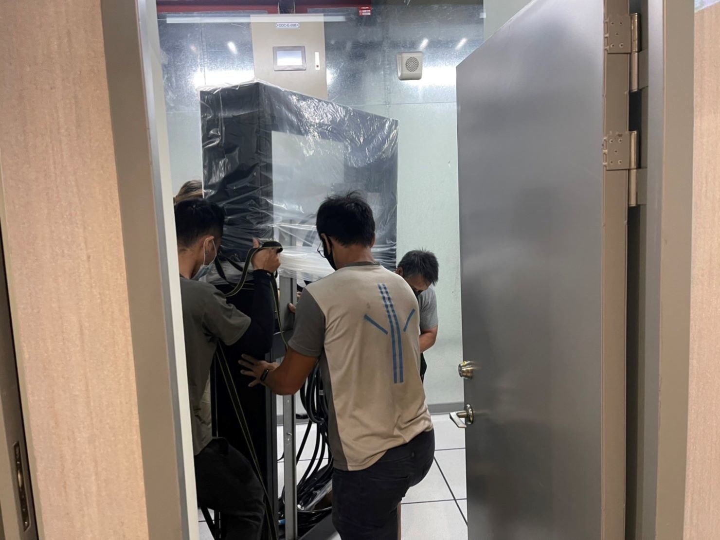 搬機器、搬設備、搬機器機櫃、搬UPS設備、搬電池櫃、搬旁路開關、搬重物【榮福搬家公司】、搬魚缸、搬鋼琴、搬金庫、人力搬運、搬按摩椅、搬家首選、吊掛搬運、吊金庫搬運、特殊重物搬運、單件重物搬運、搬醫療床、專搬重物、企業搬運服務、公司行號搬遷、搬遷、新北搬家公司推薦、搬家公司、基隆搬家、南港搬家、桃園搬家公司推薦、台北搬家公司推薦:大台北搬家,精緻包裝搬運「細膩包裝、專業搬運、用心服務、以客為尊」是榮福搬家公司的宗旨與精神。歡迎立即來電02-2651-2727專人服務。 搬機器、搬設備、搬機器機櫃、搬UPS設備、搬電池櫃、搬旁路開關、搬重物【榮福搬家公司】、搬魚缸、搬鋼琴、搬金庫、人力搬運、搬按摩椅、搬家首選、吊掛搬運、吊金庫搬運、特殊重物搬運、單件重物搬運、搬醫療床、專搬重物、企業搬運服務、公司行號搬遷、搬遷、新北搬家公司推薦、搬家公司、基隆搬家、南港搬家、桃園搬家公司推薦、台北搬家公司推薦:大台北搬家,精緻包裝搬運「細膩包裝、專業搬運、用心服務、以客為尊」是榮福搬家公司的宗旨與精神。歡迎立即來電02-2651-2727專人服務。