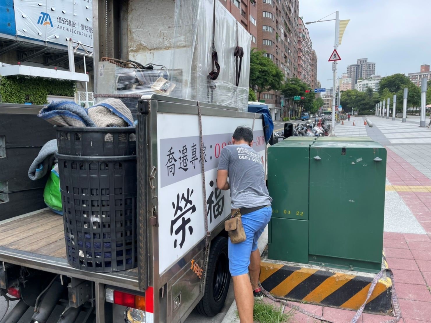 店面搬遷、搬家公司推薦、台北搬家推薦【榮福搬家公司】搬生財器具、搬冷凍櫃、搬冷藏冰箱、大型爐台搬運、搬窯烤爐、搬營業用蒸烤箱、南港搬家、桃園搬家公司推薦、新北搬家公司推薦、百貨公司進撤櫃、專櫃進撤櫃、企業搬運服務、搬公司行號、廠房遷移、搬精密儀器、公司行號搬遷、政府機關搬遷、百貨專櫃遷移、學校單位搬遷、大型設備搬遷、搬大型廚房設備、中央廚房搬遷、搬營業用冰箱、搬營業用製冰機、三層營業用烤箱搬運、搬工作檯冰箱、搬工計時、搬工服務、人力搬運,針對顧客都秉持以用心實在專業搬家技巧,搬家實在用心值得您的信賴與選擇。歡迎來電咨詢02-2651-2727,榮福搬家有專員立即為您服務。 店面搬遷、搬家公司推薦、台北搬家推薦【榮福搬家公司】搬生財器具、搬冷凍櫃、搬冷藏冰箱、大型爐台搬運、搬窯烤爐、搬營業用蒸烤箱、南港搬家、桃園搬家公司推薦、新北搬家公司推薦、百貨公司進撤櫃、專櫃進撤櫃、企業搬運服務、搬公司行號、廠房遷移、搬精密儀器、公司行號搬遷、政府機關搬遷、百貨專櫃遷移、學校單位搬遷、大型設備搬遷、搬大型廚房設備、中央廚房搬遷、搬營業用冰箱、搬營業用製冰機、三層營業用烤箱搬運、搬工作檯冰箱、搬工計時、搬工服務、人力搬運,針對顧客都秉持以用心實在專業搬家技巧,搬家實在用心值得您的信賴與選擇。歡迎來電咨詢02-2651-2727,榮福搬家有專員立即為您服務。