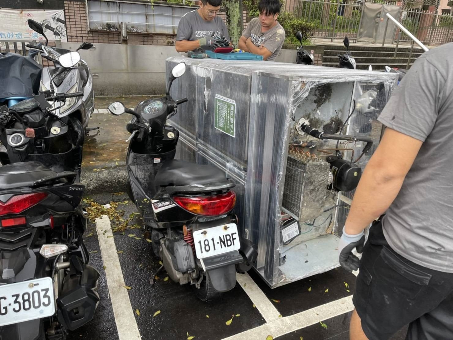 搬家公司推薦、新北搬家推薦【榮福搬家公司】南港搬家、桃園搬家推薦、家庭搬家、搬垃圾處理、搬公司行號、台北搬家推薦、搬鋼琴、搬工、搬家具、搬冰箱、搬床組、搬大型家具、搬家電、搬沙發、搬衣櫃、廢棄物處理、搬運廢棄物、廢棄物清運、家具垃圾處理,針對顧客都秉持以用心實在專業搬家技巧,搬家實在用心值得您的信賴與選擇。歡迎來電咨詢02-2651-2727,榮福搬家有專員立即為您服務。 搬家公司推薦、新北搬家推薦【榮福搬家公司】南港搬家、桃園搬家推薦、家庭搬家、搬垃圾處理、搬公司行號、台北搬家推薦、搬鋼琴、搬工、搬家具、搬冰箱、搬床組、搬大型家具、搬家電、搬沙發、搬衣櫃、廢棄物處理、搬運廢棄物、廢棄物清運、家具垃圾處理,針對顧客都秉持以用心實在專業搬家技巧,搬家實在用心值得您的信賴與選擇。歡迎來電咨詢02-2651-2727,榮福搬家有專員立即為您服務。