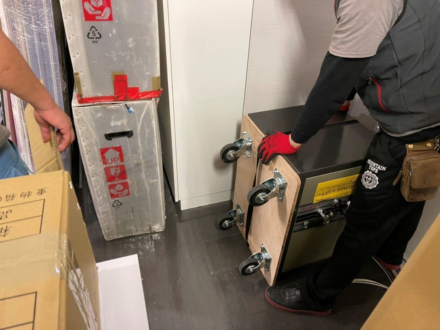 搬家公司推薦、台北搬家推薦【榮福搬家公司】南港搬家、桃園搬家公司推薦、新北搬家公司推薦、企業搬運服務、搬公司行號、廠房遷移、屏風拆裝、公司行號搬遷、政府機關搬遷、百貨專櫃遷移、學校單位搬遷、雜貨店搬遷、精緻包裝、家庭搬家、搬鋼琴、搬工、搬家公司紙箱、黃色膠帶、搬家估價、基隆搬家、家具拆裝、搬家具,針對顧客都秉持以用心實在專業搬家技巧,搬家實在用心值得您的信賴與選擇。歡迎來電咨詢02-2651-2727,榮福搬家有專員立即為您服務。 搬家公司推薦、台北搬家推薦【榮福搬家公司】南港搬家、桃園搬家公司推薦、新北搬家公司推薦、企業搬運服務、搬公司行號、廠房遷移、屏風拆裝、公司行號搬遷、政府機關搬遷、百貨專櫃遷移、學校單位搬遷、雜貨店搬遷、精緻包裝、家庭搬家、搬鋼琴、搬工、搬家公司紙箱、黃色膠帶、搬家估價、基隆搬家、家具拆裝、搬家具,針對顧客都秉持以用心實在專業搬家技巧,搬家實在用心值得您的信賴與選擇。歡迎來電咨詢02-2651-2727,榮福搬家有專員立即為您服務。