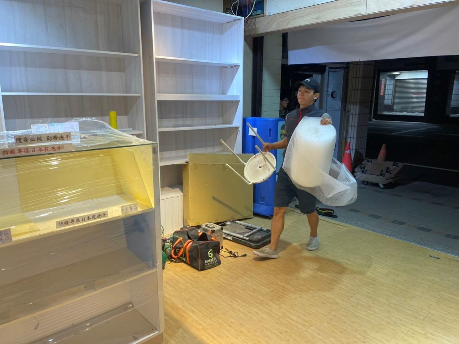 捷運地下街店面搬遷【榮福搬家公司】店面搬遷、精搬金庫、搬保險櫃、精搬魚缸、魚缸搬運、跨縣搬家、搬工派遣、搬洗衣機、搬床墊、搬冰箱、搬家具、搬家首選、吊掛搬運、吊家具搬運、新北搬家公司推薦、桃園搬家推薦、南港搬家、基隆搬家、台北搬家公司推薦:大台北搬家,精緻包裝搬運「細膩包裝、專業搬運、用心服務、以客為尊」是榮福搬家公司的宗旨與精神。歡迎立即來電02-2651-2727專人服務。 捷運地下街店面搬遷【榮福搬家公司】店面搬遷、精搬金庫、搬保險櫃、精搬魚缸、魚缸搬運、跨縣搬家、搬工派遣、搬洗衣機、搬床墊、搬冰箱、搬家具、搬家首選、吊掛搬運、吊家具搬運、新北搬家公司推薦、桃園搬家推薦、南港搬家、基隆搬家、台北搬家公司推薦:大台北搬家,精緻包裝搬運「細膩包裝、專業搬運、用心服務、以客為尊」是榮福搬家公司的宗旨與精神。歡迎立即來電02-2651-2727專人服務。