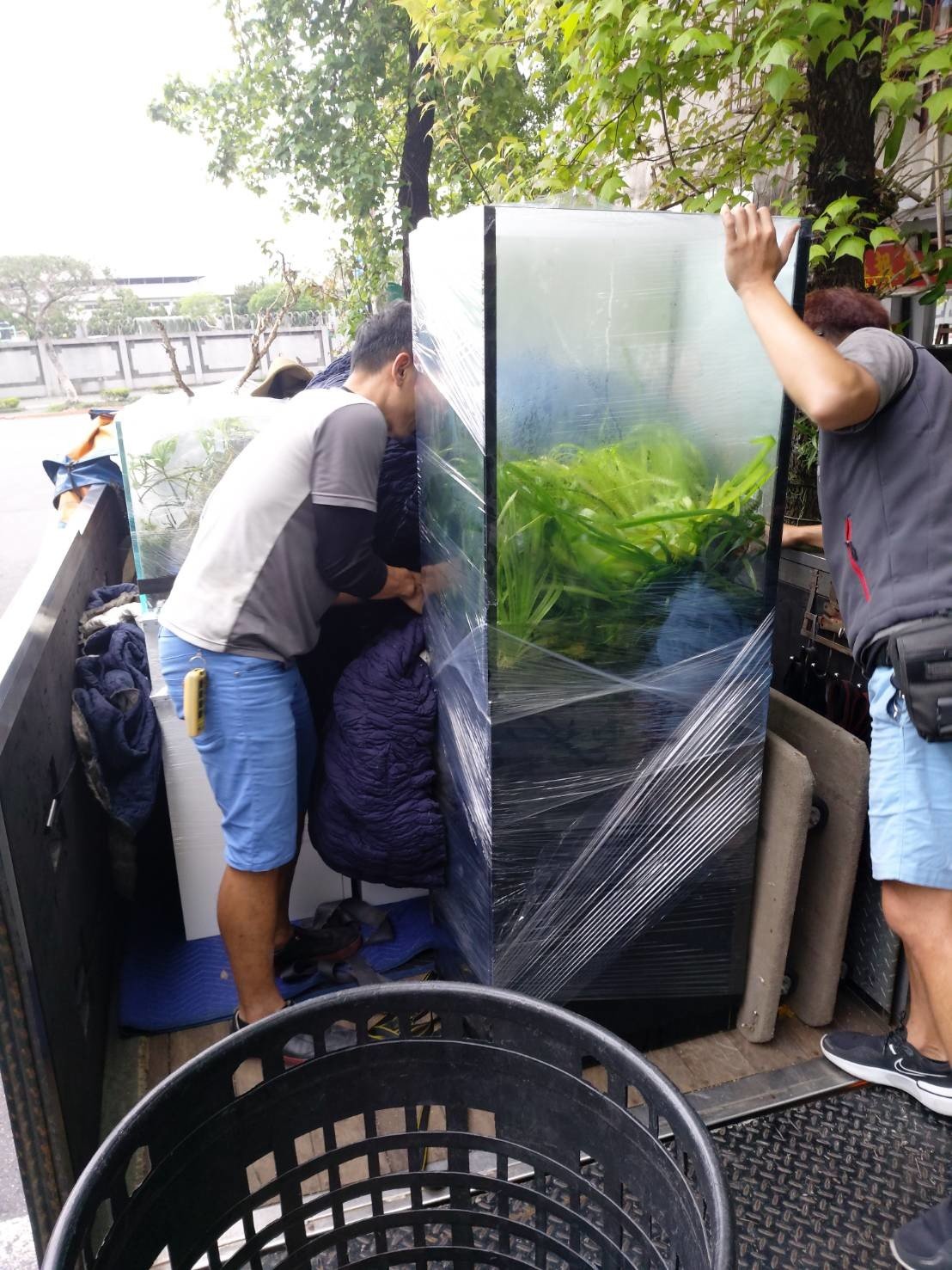 大型魚缸搬運、重物搬運【榮福搬家公司】水族箱搬運、石墩搬運、搬石頭桌椅、搬洗衣機、搬披薩窯、精搬金庫、搬保險櫃、精搬魚缸、精搬鋼琴、跨縣市搬家、搬工計時、人力搬運、搬運、床墊搬運、營業用冰箱搬運、搬家具、大型設備搬運、搬機台、搬家首選、吊掛搬運、吊家具搬運、特殊重物搬運、專搬重物、新北搬家推薦、搬家公司、基隆搬家、南港搬家、桃園搬家公司、台北搬家公司推薦:大台北搬家,精緻包裝搬運「細膩包裝、專業搬運、用心服務、以客為尊」是榮福搬家公司的宗旨與精神。歡迎立即來電02-2651-2727專人服務。 大型魚缸搬運、重物搬運【榮福搬家公司】水族箱搬運、石墩搬運、搬石頭桌椅、搬洗衣機、搬披薩窯、精搬金庫、搬保險櫃、精搬魚缸、精搬鋼琴、跨縣市搬家、搬工計時、人力搬運、搬運、床墊搬運、營業用冰箱搬運、搬家具、大型設備搬運、搬機台、搬家首選、吊掛搬運、吊家具搬運、特殊重物搬運、專搬重物、新北搬家推薦、搬家公司、基隆搬家、南港搬家、桃園搬家公司、台北搬家公司推薦:大台北搬家,精緻包裝搬運「細膩包裝、專業搬運、用心服務、以客為尊」是榮福搬家公司的宗旨與精神。歡迎立即來電02-2651-2727專人服務。