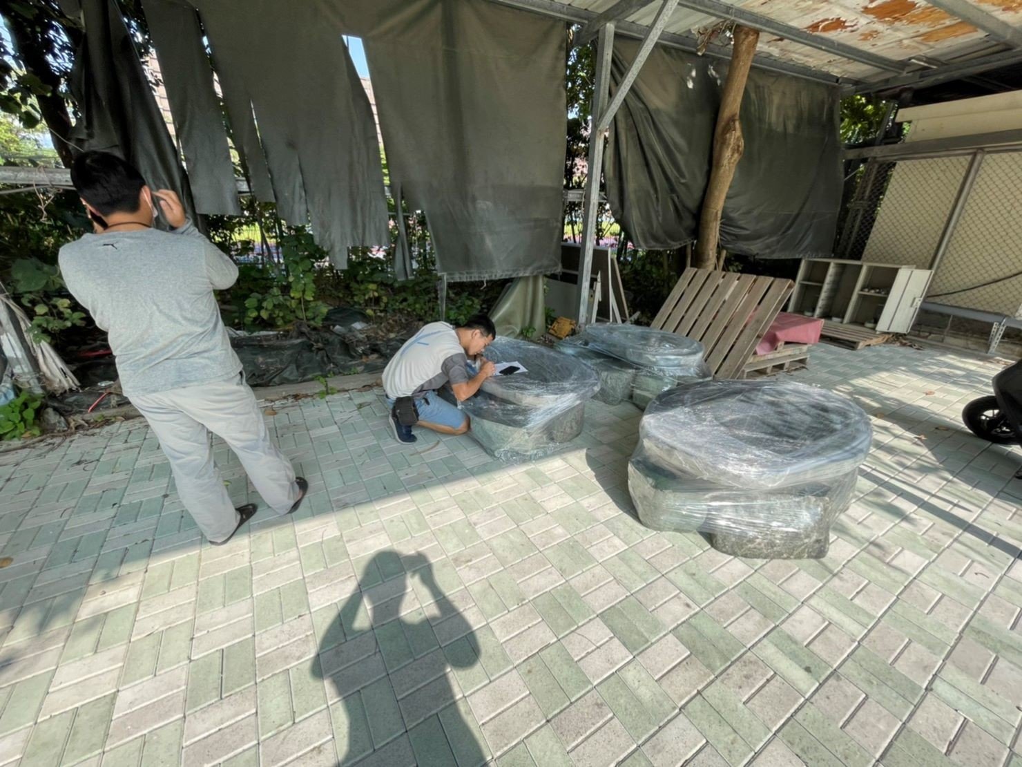 搬庭園造景設計景觀石桌椅【榮福搬家公司】石墩搬運、搬石桌椅、搬石頭桌椅、搬重物藝術品、搬家首選、吊掛搬運、吊家具搬運、特殊重物搬運、專搬重物、新北搬家推薦、搬家公司、基隆搬家、南港搬家、桃園搬家、板橋搬家、桃園搬家公司、台北搬家公司推薦、大台北搬家,各項搬家、搬運「細膩包裝、專業搬家及搬運、用心服務、以客為尊」是榮福搬家公司的宗旨與精神。歡迎立即來電02-2651-2727專人服務。 搬庭園造景設計景觀石桌椅【榮福搬家公司】石墩搬運、搬石桌椅、搬石頭桌椅、搬重物藝術品、搬家首選、吊掛搬運、吊家具搬運、特殊重物搬運、專搬重物、新北搬家推薦、搬家公司、基隆搬家、南港搬家、桃園搬家、板橋搬家、桃園搬家公司、台北搬家公司推薦、大台北搬家,各項搬家、搬運「細膩包裝、專業搬家及搬運、用心服務、以客為尊」是榮福搬家公司的宗旨與精神。歡迎立即來電02-2651-2727專人服務。