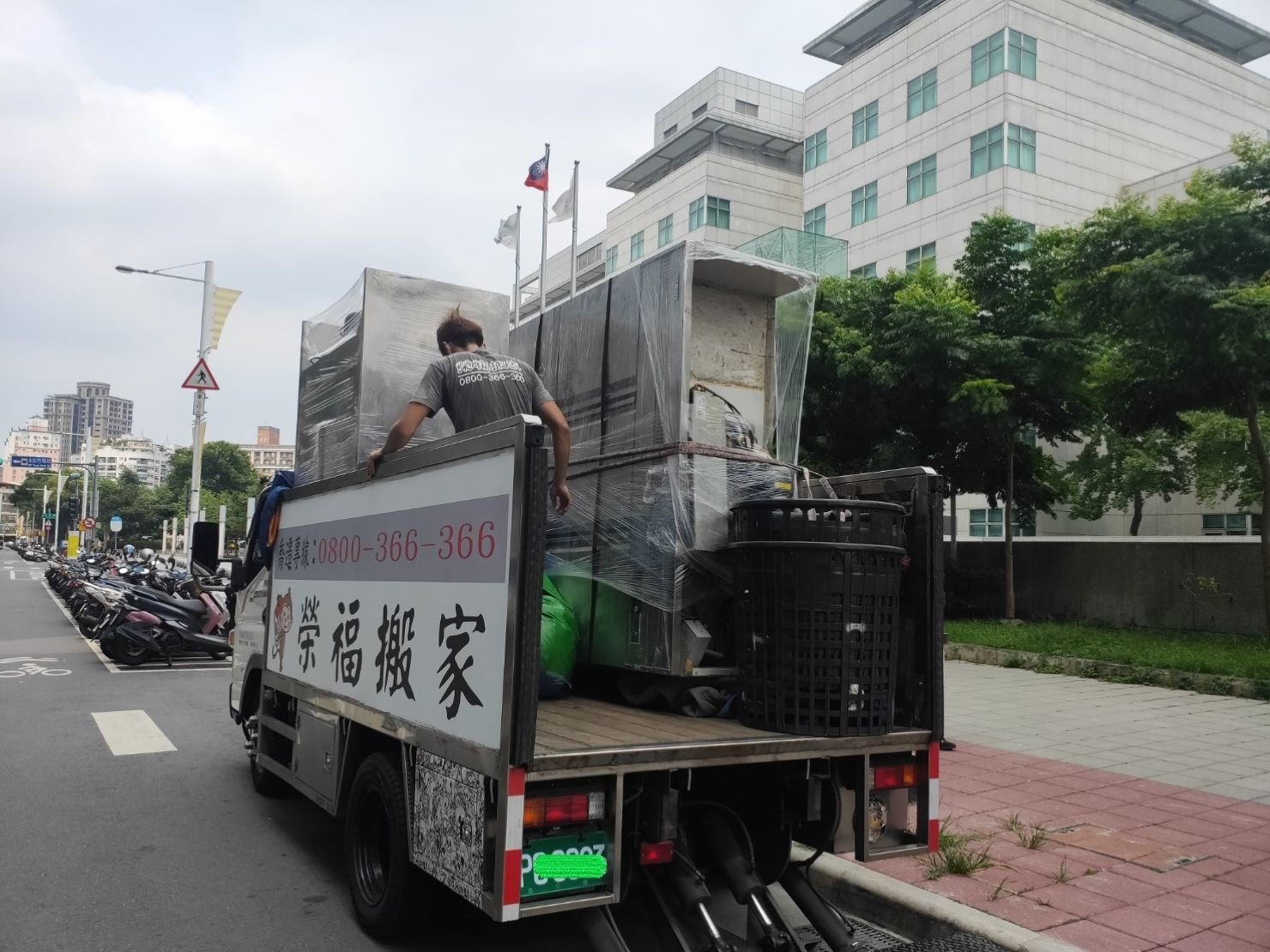 店面搬遷、搬家公司推薦、台北搬家推薦【榮福搬家公司】搬生財器具、搬冷凍櫃、搬冷藏冰箱、大型爐台搬運、搬窯烤爐、搬營業用蒸烤箱、南港搬家、桃園搬家公司推薦、新北搬家公司推薦、百貨公司進撤櫃、專櫃進撤櫃、企業搬運服務、搬公司行號、廠房遷移、搬精密儀器、公司行號搬遷、政府機關搬遷、百貨專櫃遷移、學校單位搬遷、大型設備搬遷、搬大型廚房設備、中央廚房搬遷、搬營業用冰箱、搬營業用製冰機、三層營業用烤箱搬運、搬工作檯冰箱、搬工計時、搬工服務、人力搬運,針對顧客都秉持以用心實在專業搬家技巧,搬家實在用心值得您的信賴與選擇。歡迎來電咨詢02-2651-2727,榮福搬家有專員立即為您服務。 店面搬遷、搬家公司推薦、台北搬家推薦【榮福搬家公司】搬生財器具、搬冷凍櫃、搬冷藏冰箱、大型爐台搬運、搬窯烤爐、搬營業用蒸烤箱、南港搬家、桃園搬家公司推薦、新北搬家公司推薦、百貨公司進撤櫃、專櫃進撤櫃、企業搬運服務、搬公司行號、廠房遷移、搬精密儀器、公司行號搬遷、政府機關搬遷、百貨專櫃遷移、學校單位搬遷、大型設備搬遷、搬大型廚房設備、中央廚房搬遷、搬營業用冰箱、搬營業用製冰機、三層營業用烤箱搬運、搬工作檯冰箱、搬工計時、搬工服務、人力搬運,針對顧客都秉持以用心實在專業搬家技巧,搬家實在用心值得您的信賴與選擇。歡迎來電咨詢02-2651-2727,榮福搬家有專員立即為您服務。