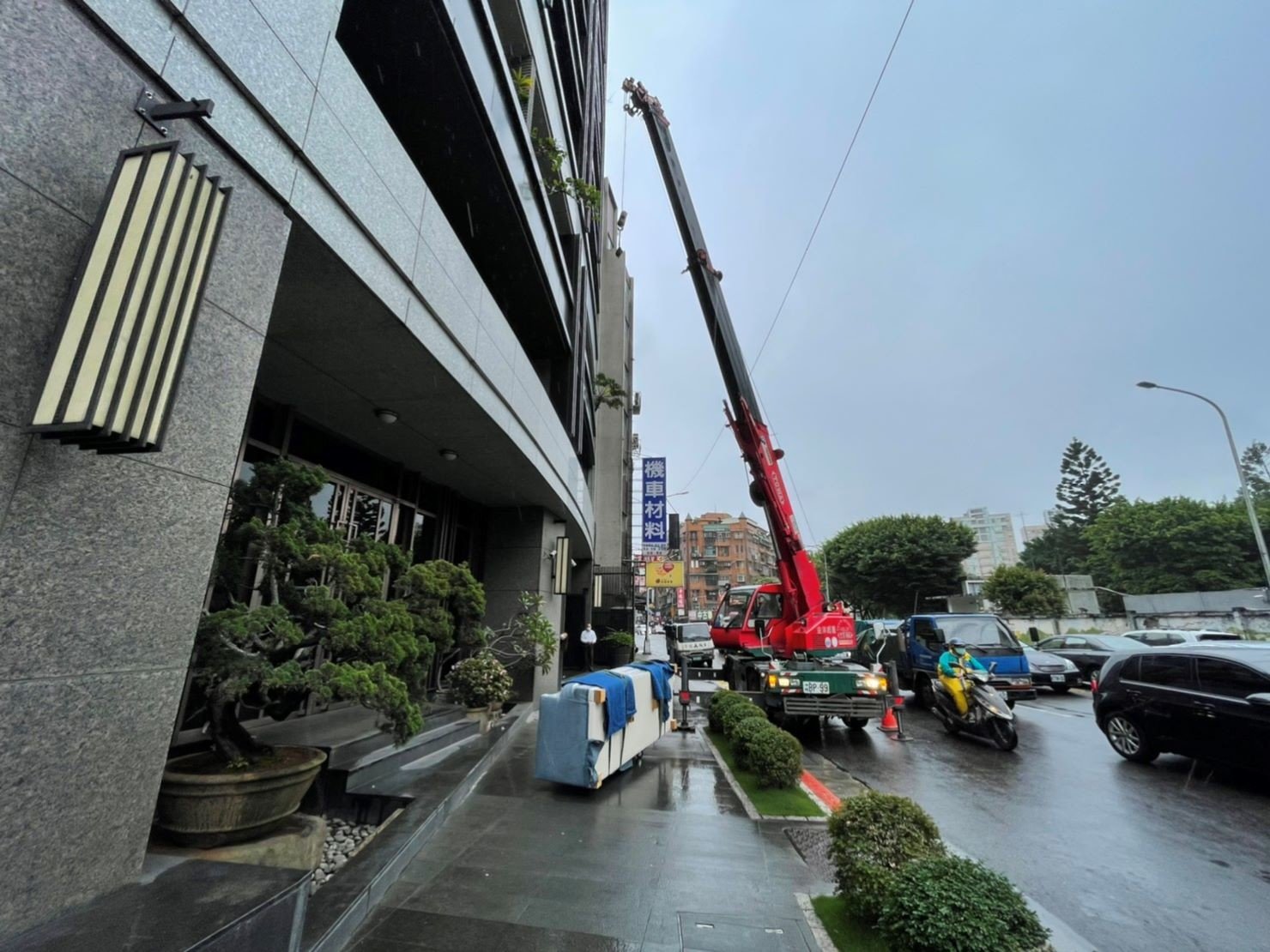 吊車吊掛搬運、搬家公司推薦、新北搬家推薦【榮福搬家公司】吊車搬家、吊車搬運、吊掛清運、搬家首選、口碑第一、搬家好評推薦、特殊重物搬運、南港搬家、桃園搬家公司推薦、台北搬家公司推薦、搬家具、吊大型家具搬運、冰箱搬運、基隆搬家、搬家電、床墊搬運、Queen Size床墊搬運、吊平台式鋼琴搬運、沙發吊掛搬運、單件家具運送、單一重物搬運、搬公司行號、家庭搬家、搬鋼琴、搬工計時、搬工服務、人力搬運、搬運、吊掛搬運金庫,針對顧客都秉持以用心實在專業搬家技巧,搬家實在用心值得您的信賴與選擇。歡迎來電咨詢02-2651-2727,榮福搬家有專員立即為您服務。 吊車吊掛搬運、搬家公司推薦、新北搬家推薦【榮福搬家公司】吊車搬家、吊車搬運、吊掛清運、搬家首選、口碑第一、搬家好評推薦、特殊重物搬運、南港搬家、桃園搬家公司推薦、台北搬家公司推薦、搬家具、吊大型家具搬運、冰箱搬運、基隆搬家、搬家電、床墊搬運、Queen Size床墊搬運、吊平台式鋼琴搬運、沙發吊掛搬運、單件家具運送、單一重物搬運、搬公司行號、家庭搬家、搬鋼琴、搬工計時、搬工服務、人力搬運、搬運、吊掛搬運金庫,針對顧客都秉持以用心實在專業搬家技巧,搬家實在用心值得您的信賴與選擇。歡迎來電咨詢02-2651-2727,榮福搬家有專員立即為您服務。