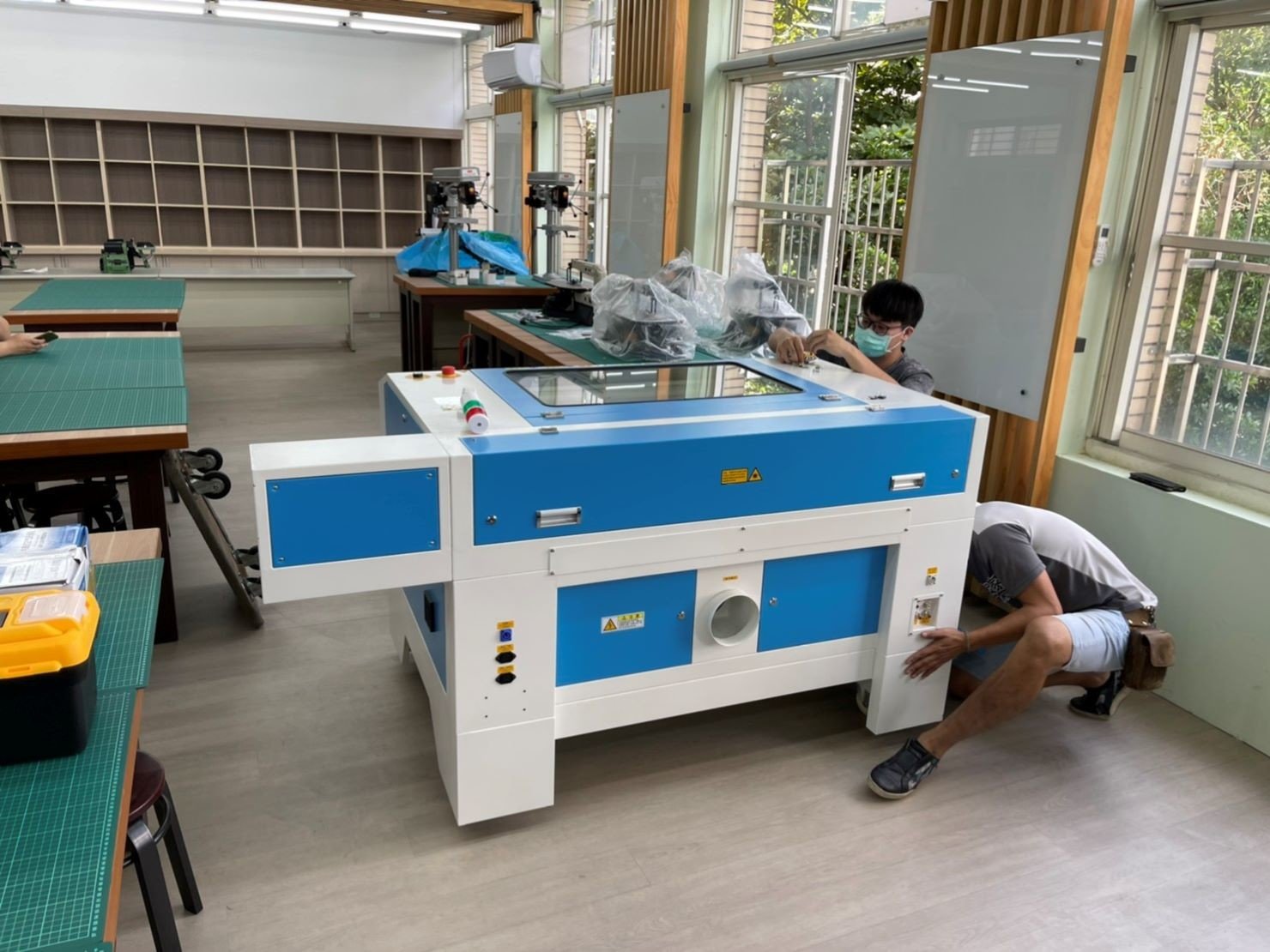 搬家推薦【榮福搬家】搬家口碑第一、台北搬家、新北搬家:【特殊重物搬運】搬雷射雕刻切割機-將切割機搬運至指定教室內後,榮福搬家師傅與業主將切割機底座與上層組裝回機台上,榮福搬家師傅擁有各式各樣家具物件組裝的特殊技能。 搬家推薦【榮福搬家】搬家口碑第一、台北搬家、新北搬家:【特殊重物搬運】搬雷射雕刻切割機-將切割機搬運至指定教室內後,榮福搬家師傅與業主將切割機底座與上層組裝回機台上,榮福搬家師傅擁有各式各樣家具物件組裝的特殊技能。