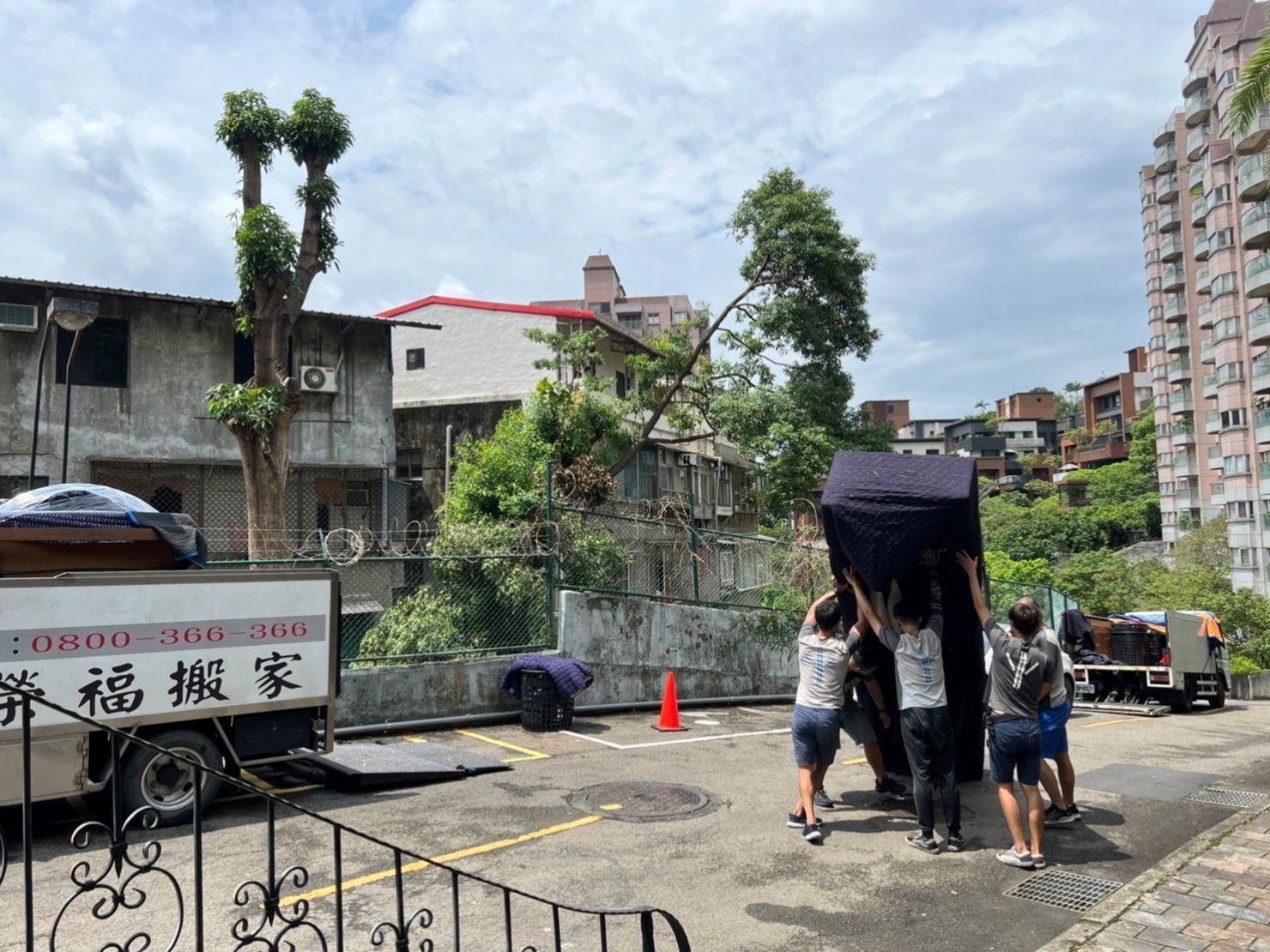 台北搬家吊掛搬運∣南港搬家吊掛搬運∣新北搬家吊掛搬運∣雙北搬家吊掛搬運∣汐止搬家吊掛搬運∣五股搬家吊掛搬運∣中永和搬家吊掛搬運∣板橋搬家吊掛搬運∣桃園搬家吊掛搬運推薦【榮福搬家】屬專業搬家細膩運唯一首選,累積20年各式各樣特殊重物的搬運經驗,專業敏捷快速完成您的各項搬運任務。榮福搬家具備精緻包裝搬運「細膩包裝、專業搬運、用心服務、以客為尊」是榮福搬家公司的宗旨與精神。歡迎立即來電02-2651-2727專人服務。 台北搬家吊掛搬運∣南港搬家吊掛搬運∣新北搬家吊掛搬運∣雙北搬家吊掛搬運∣汐止搬家吊掛搬運∣五股搬家吊掛搬運∣中永和搬家吊掛搬運∣板橋搬家吊掛搬運∣桃園搬家吊掛搬運推薦【榮福搬家】屬專業搬家細膩運唯一首選,累積20年各式各樣特殊重物的搬運經驗,專業敏捷快速完成您的各項搬運任務。榮福搬家具備精緻包裝搬運「細膩包裝、專業搬運、用心服務、以客為尊」是榮福搬家公司的宗旨與精神。歡迎立即來電02-2651-2727專人服務。