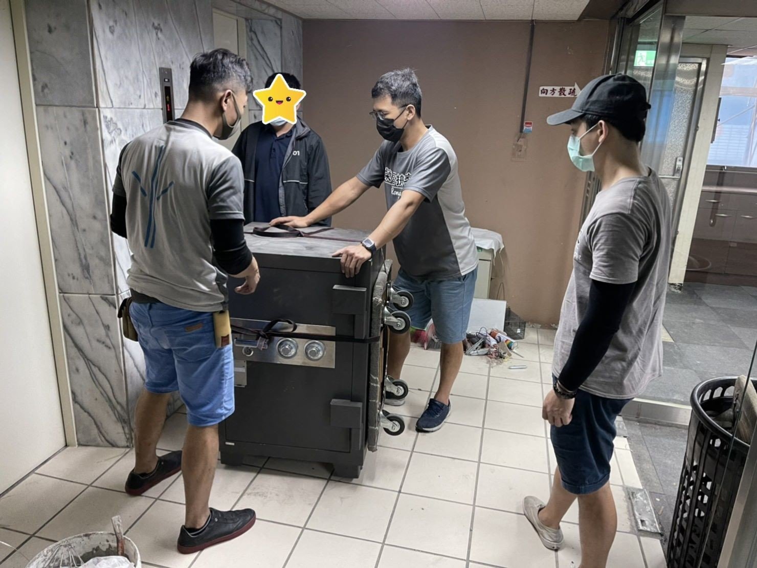 搬金庫、重物搬運【榮福搬家公司】石墩搬運、搬石椅、搬石頭桌、搬洗衣機、搬披薩窯、精搬金庫、搬保險櫃、精搬魚缸、精搬鋼琴、跨縣市搬家、搬工派遣、搬運、床墊搬運、冰箱搬運、大型家具搬運、單件家具運送、單一物件搬運、搬家首選、吊掛搬運、吊家具搬運、特殊重物搬運、專搬重物、新北搬家推薦、搬家公司、基隆搬家、南港搬家、桃園搬家公司、台北搬家公司推薦:大台北搬家,精緻包裝搬運「細膩包裝、專業搬運、用心服務、以客為尊」是榮福搬家公司的宗旨與精神。歡迎立即來電02-2651-2727專人服務。 搬金庫、重物搬運【榮福搬家公司】石墩搬運、搬石椅、搬石頭桌、搬洗衣機、搬披薩窯、精搬金庫、搬保險櫃、精搬魚缸、精搬鋼琴、跨縣市搬家、搬工派遣、搬運、床墊搬運、冰箱搬運、大型家具搬運、單件家具運送、單一物件搬運、搬家首選、吊掛搬運、吊家具搬運、特殊重物搬運、專搬重物、新北搬家推薦、搬家公司、基隆搬家、南港搬家、桃園搬家公司、台北搬家公司推薦:大台北搬家,精緻包裝搬運「細膩包裝、專業搬運、用心服務、以客為尊」是榮福搬家公司的宗旨與精神。歡迎立即來電02-2651-2727專人服務。