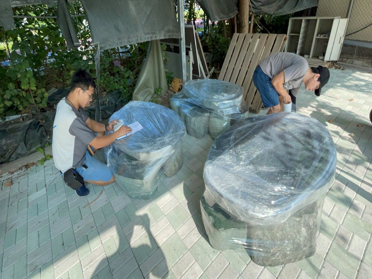 搬庭園造景設計景觀石桌椅【榮福搬家公司】石墩搬運、搬石桌椅、搬石頭桌椅、搬重物藝術品、搬家首選、吊掛搬運、吊家具搬運、特殊重物搬運、專搬重物、新北搬家推薦、搬家公司、基隆搬家、南港搬家、桃園搬家、板橋搬家、桃園搬家公司、台北搬家公司推薦、大台北搬家,各項搬家、搬運「細膩包裝、專業搬家及搬運、用心服務、以客為尊」是榮福搬家公司的宗旨與精神。歡迎立即來電02-2651-2727專人服務。 搬庭園造景設計景觀石桌椅【榮福搬家公司】石墩搬運、搬石桌椅、搬石頭桌椅、搬重物藝術品、搬家首選、吊掛搬運、吊家具搬運、特殊重物搬運、專搬重物、新北搬家推薦、搬家公司、基隆搬家、南港搬家、桃園搬家、板橋搬家、桃園搬家公司、台北搬家公司推薦、大台北搬家,各項搬家、搬運「細膩包裝、專業搬家及搬運、用心服務、以客為尊」是榮福搬家公司的宗旨與精神。歡迎立即來電02-2651-2727專人服務。
