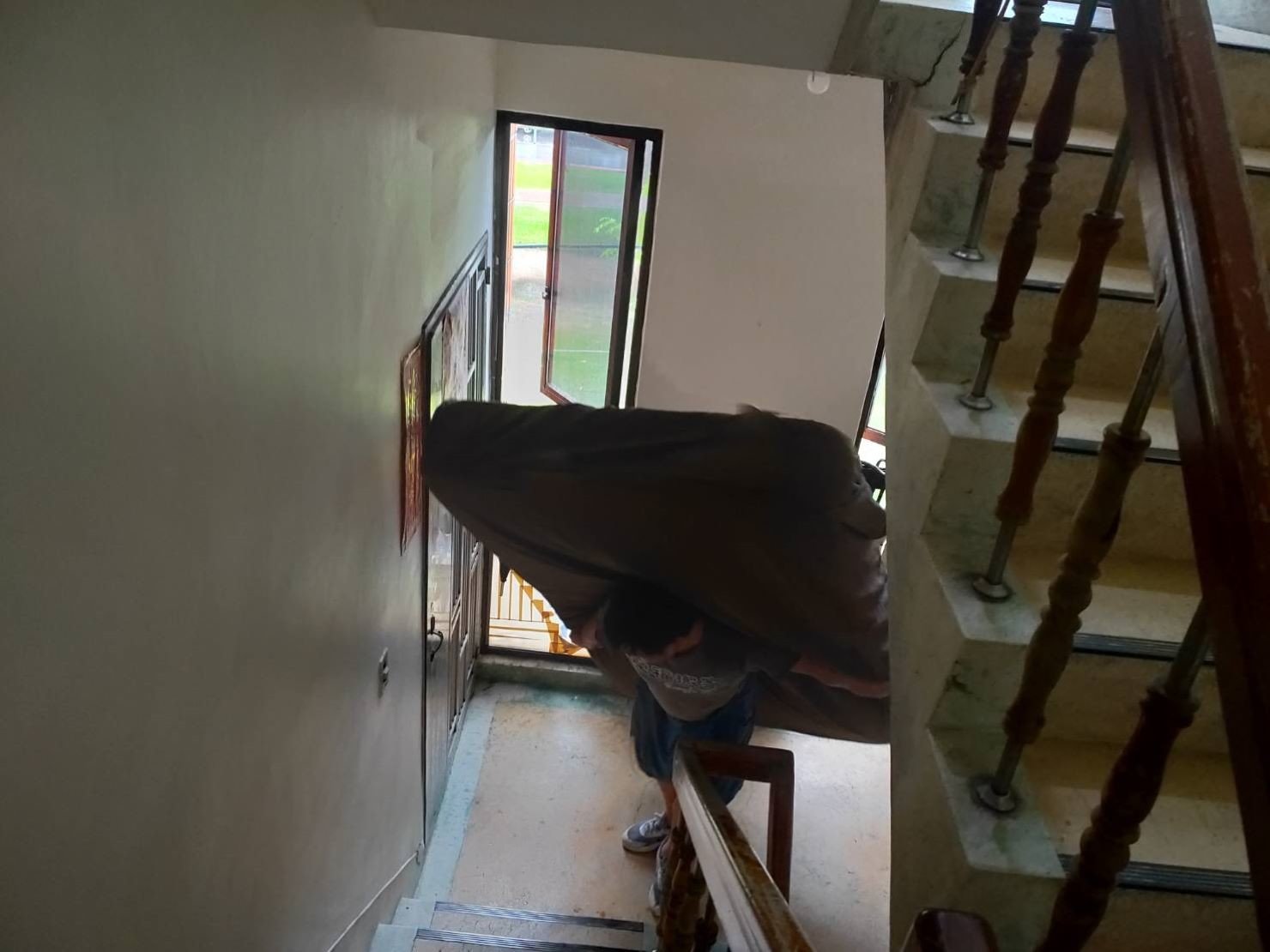 桃園搬家推薦【榮福搬家公司】值得您的信賴與選擇:雙人床墊會先包覆榮福搬家床墊專用保護套,再以倒著走的方式揹下樓。 桃園搬家推薦【榮福搬家公司】值得您的信賴與選擇:雙人床墊會先包覆榮福搬家床墊專用保護套,再以倒著走的方式揹下樓。