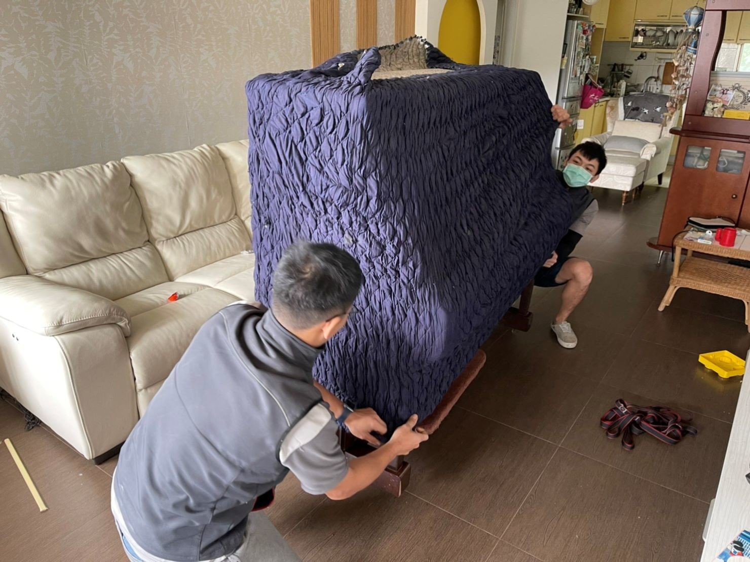 搬鋼琴、搬家公司推薦、新北搬家推薦【榮福搬家公司】南港搬家、桃園搬家公司推薦、台北搬家公司推薦、鋼琴運送、搬鋼琴首選,搬平台式鋼琴達人,針對顧客所搬鋼琴都秉持以用心實在專業搬家技巧,搬家實在用心值得您的信賴與選擇。歡迎來電咨詢02-2651-2727,榮福搬家有專員立即為您服務。 搬鋼琴、搬家公司推薦、新北搬家推薦【榮福搬家公司】南港搬家、桃園搬家公司推薦、台北搬家公司推薦、鋼琴運送、搬鋼琴首選,搬平台式鋼琴達人,針對顧客所搬鋼琴都秉持以用心實在專業搬家技巧,搬家實在用心值得您的信賴與選擇。歡迎來電咨詢02-2651-2727,榮福搬家有專員立即為您服務。