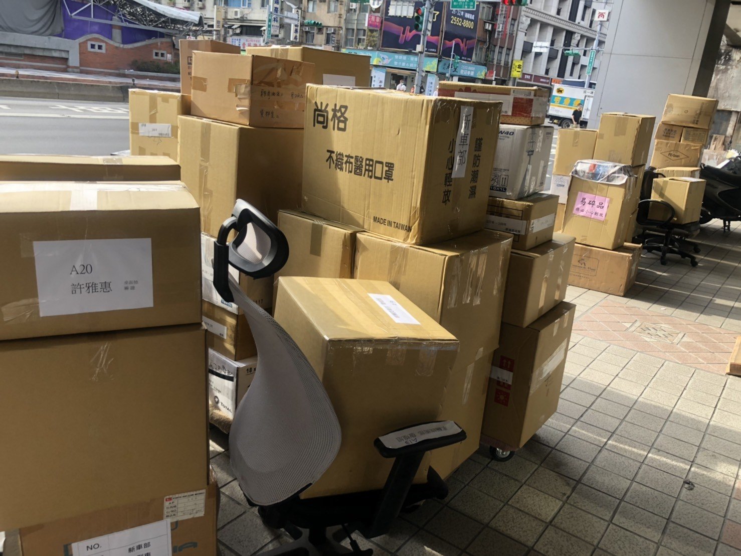 搬公司【榮福搬家公司】搬家首選、台北搬家、新北搬家公司推薦:公司行號搬遷服務,包裝搬運、打包裝箱「細膩包裝、專業搬運、用心服務、以客為尊」是榮福搬家公司的宗旨與精神。歡迎立即來電02-2651-2727專人服務。 搬公司【榮福搬家公司】搬家首選、台北搬家、新北搬家公司推薦:公司行號搬遷服務,包裝搬運、打包裝箱「細膩包裝、專業搬運、用心服務、以客為尊」是榮福搬家公司的宗旨與精神。歡迎立即來電02-2651-2727專人服務。