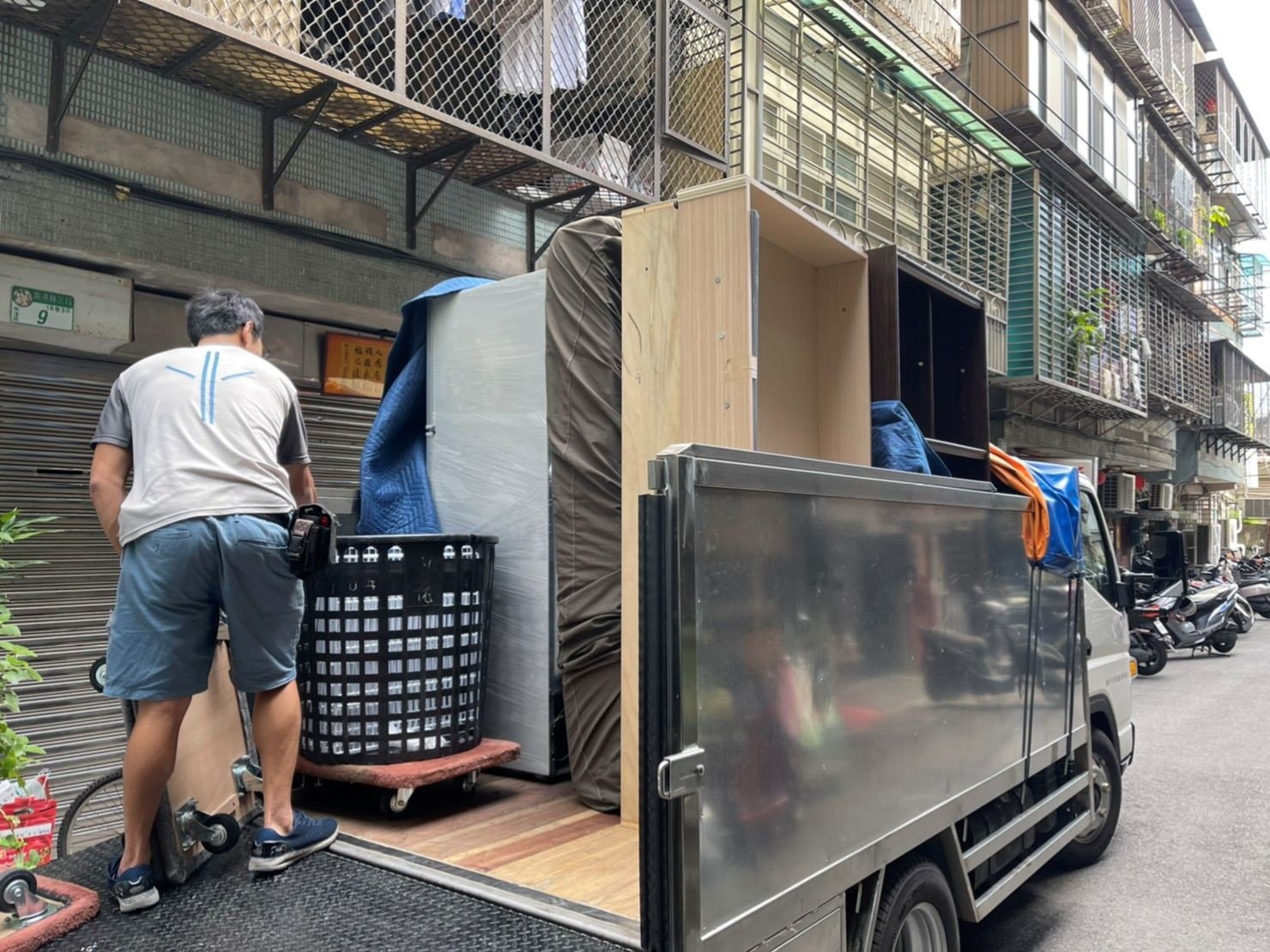 搬家公司推薦、新北搬家推薦、搬家首選【榮福搬家公司】南港搬家、桃園搬家公司推薦、台北搬家公司推薦、搬運大型家具、冰箱搬運、基隆搬家、大型家電搬運、床墊搬運、搬營業用冰箱、家庭搬家、鋼琴搬運、搬工、搬運、搬家紙箱、跨縣市搬家、搬家車、搬家估價,針對顧客都秉持以用心實在專業搬家技巧,搬家實在用心值得您的信賴與選擇。歡迎來電咨詢02-2651-2727,榮福搬家有專員立即為您服務。系統式家具拆裝找專業的榮福搬家就對了。 搬家公司推薦、新北搬家推薦、搬家首選【榮福搬家公司】南港搬家、桃園搬家公司推薦、台北搬家公司推薦、搬運大型家具、冰箱搬運、基隆搬家、大型家電搬運、床墊搬運、搬營業用冰箱、家庭搬家、鋼琴搬運、搬工、搬運、搬家紙箱、跨縣市搬家、搬家車、搬家估價,針對顧客都秉持以用心實在專業搬家技巧,搬家實在用心值得您的信賴與選擇。歡迎來電咨詢02-2651-2727,榮福搬家有專員立即為您服務。系統式家具拆裝找專業的榮福搬家就對了。