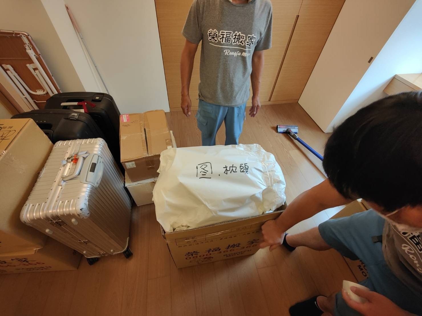 專人打包、搬家公司推薦、GOOGLE搬家公司推薦【榮福搬家公司】基隆搬家、南港搬家、桃園搬家公司推薦、家庭區域性專人打包、精緻搬家、精緻包裝、專人打包裝箱、跨縣市搬家、搬工計時、人工搬運、床墊搬運、冰箱搬運、搬家具、搬家首選、氣泡捲、膠膜、黃色透明膠帶、大型家具搬運、搬木製家具、台北搬家公司推薦:大台北搬家,精緻包裝搬運「細膩包裝、專業搬運、用心服務、以客為尊」是榮福搬家公司的宗旨與精神。歡迎立即來電02-2651-2727專人服務。 專人打包、搬家公司推薦、GOOGLE搬家公司推薦【榮福搬家公司】基隆搬家、南港搬家、桃園搬家公司推薦、家庭區域性專人打包、精緻搬家、精緻包裝、專人打包裝箱、跨縣市搬家、搬工計時、人工搬運、床墊搬運、冰箱搬運、搬家具、搬家首選、氣泡捲、膠膜、黃色透明膠帶、大型家具搬運、搬木製家具、台北搬家公司推薦:大台北搬家,精緻包裝搬運「細膩包裝、專業搬運、用心服務、以客為尊」是榮福搬家公司的宗旨與精神。歡迎立即來電02-2651-2727專人服務。