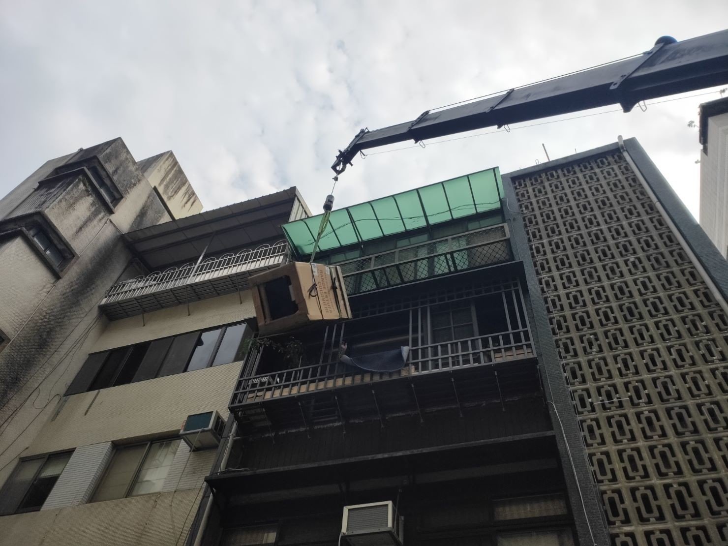 單件家具運送、單一物件搬運、搬重物【榮福搬家公司】石墩搬運、搬石頭桌椅、搬洗衣機、搬披薩窯、精搬金庫、搬保險櫃、精搬魚缸、精搬鋼琴、鋼琴搬運、搬平台式鋼琴、搬工派遣、醫療床搬運、醫療電動床搬運、搬雷射切割機、營業用冰箱搬運、大型家電搬運、搬家首選、吊車吊掛搬運、吊家具搬運、特殊重物搬運、專搬重物、新北搬家公司推薦、搬家公司、基隆搬家、南港搬家、桃園搬家公司推薦、台北搬家公司推薦:大台北搬家,精緻包裝搬運「細膩包裝、專業搬運、用心服務、以客為尊」是榮福搬家公司的宗旨與精神。歡迎立即來電02-2651-2727專人服務。 單件家具運送、單一物件搬運、搬重物【榮福搬家公司】石墩搬運、搬石頭桌椅、搬洗衣機、搬披薩窯、精搬金庫、搬保險櫃、精搬魚缸、精搬鋼琴、鋼琴搬運、搬平台式鋼琴、搬工派遣、醫療床搬運、醫療電動床搬運、搬雷射切割機、營業用冰箱搬運、大型家電搬運、搬家首選、吊車吊掛搬運、吊家具搬運、特殊重物搬運、專搬重物、新北搬家公司推薦、搬家公司、基隆搬家、南港搬家、桃園搬家公司推薦、台北搬家公司推薦:大台北搬家,精緻包裝搬運「細膩包裝、專業搬運、用心服務、以客為尊」是榮福搬家公司的宗旨與精神。歡迎立即來電02-2651-2727專人服務。