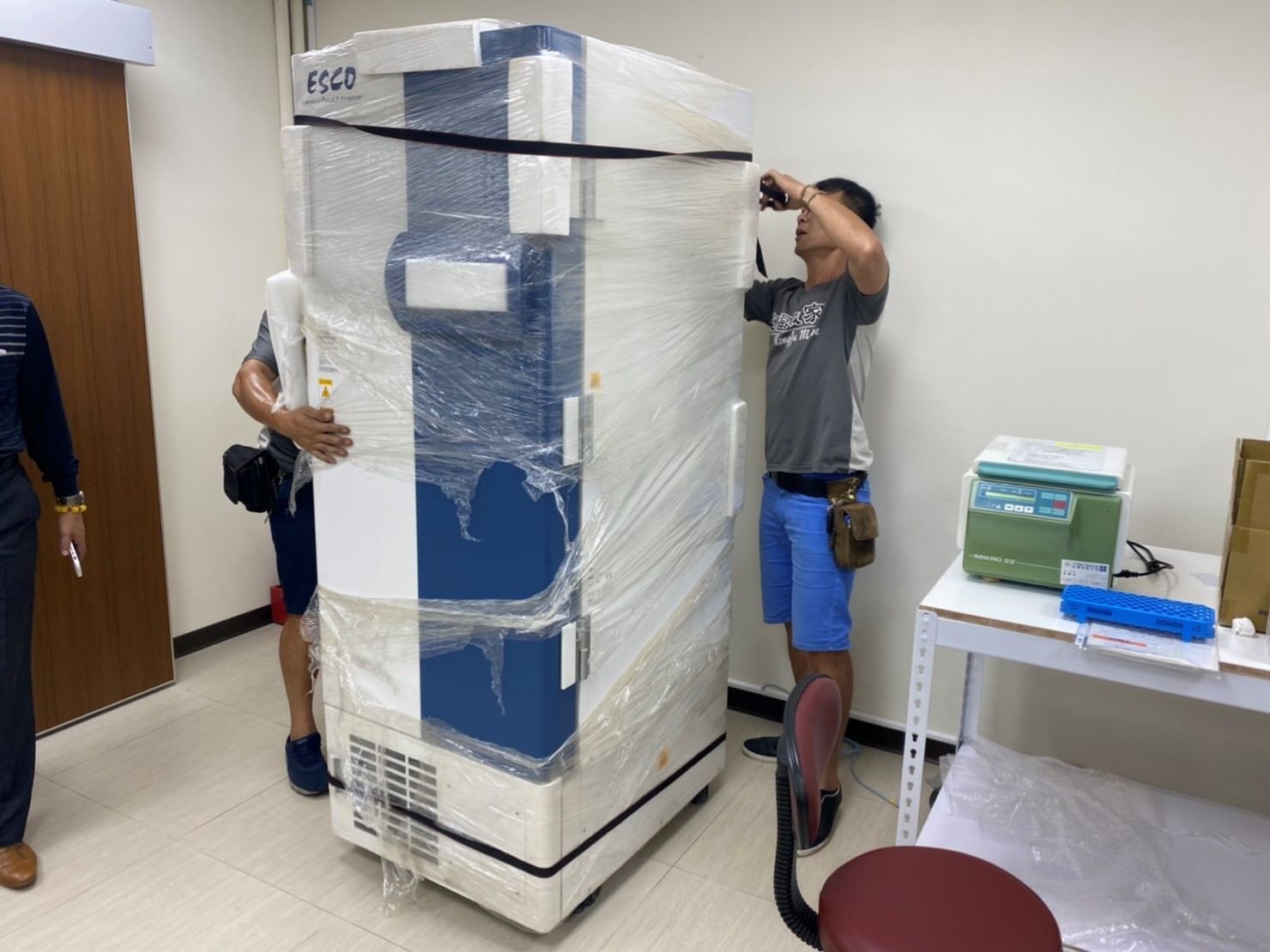 實驗室設備搬遷、搬生醫設備、搬重物【榮福搬家公司】實驗室遷移、搬冷凍櫃、搬-86度立式超低溫冰箱、搬直立式冷凍櫃、大型廚房設備搬運、搬機械設備、精密儀器、醫療器材搬運、搬洗衣機、搬披薩窯、精搬金庫、搬保險櫃、精搬魚缸、精搬鋼琴、跨縣市搬家、搬工計時、人力搬運、搬運、大型健身器材搬運、搬大型運動設備、搬營業用冰箱、搬臥式工作檯冰箱、烤箱搬運、搬營業用製冰機、店面搬遷、廠房遷移、企業搬運服務、搬家首選、吊掛搬運、吊家具搬運、特殊重物搬運、專搬重物、新北搬家推薦、搬家公司、基隆搬家、南港搬家、桃園搬家公司、台北搬家公司推薦:大台北搬家,精緻包裝搬運「細膩包裝、專業搬運、用心服務、以客為尊」是榮福搬家公司的宗旨與精神。歡迎立即來電02-2651-2727專人服務。 實驗室設備搬遷、搬生醫設備、搬重物【榮福搬家公司】實驗室遷移、搬冷凍櫃、搬-86度立式超低溫冰箱、搬直立式冷凍櫃、大型廚房設備搬運、搬機械設備、精密儀器、醫療器材搬運、搬洗衣機、搬披薩窯、精搬金庫、搬保險櫃、精搬魚缸、精搬鋼琴、跨縣市搬家、搬工計時、人力搬運、搬運、大型健身器材搬運、搬大型運動設備、搬營業用冰箱、搬臥式工作檯冰箱、烤箱搬運、搬營業用製冰機、店面搬遷、廠房遷移、企業搬運服務、搬家首選、吊掛搬運、吊家具搬運、特殊重物搬運、專搬重物、新北搬家推薦、搬家公司、基隆搬家、南港搬家、桃園搬家公司、台北搬家公司推薦:大台北搬家,精緻包裝搬運「細膩包裝、專業搬運、用心服務、以客為尊」是榮福搬家公司的宗旨與精神。歡迎立即來電02-2651-2727專人服務。