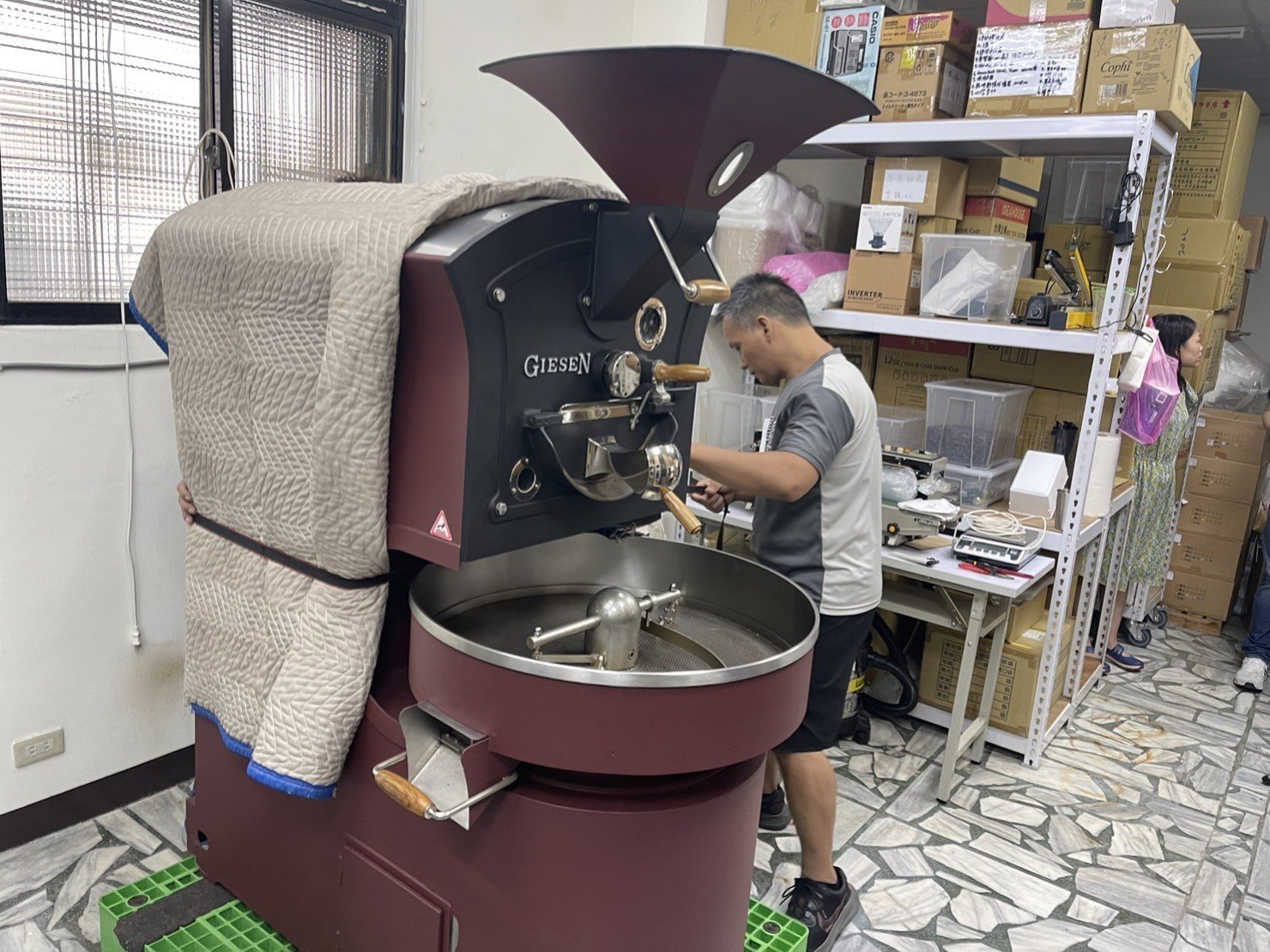 咖啡廠房商用烘豆機搬運、個人工作室烘豆機搬運、搬特殊重物商用烘豆機【榮福搬家】搬特殊重物落地型烘豆機、搬桌上型烘豆機、搬咖啡烘配去石機、搬咖啡烘焙剔石機、搬咖啡豆風選機、搬咖啡豆檢石機、搬咖啡豆選石機、營業用攪拌機搬運、營業用冰箱精緻包裝、營業用烤箱搬遷、麵包切割機、營業用冰箱搬遷、工作檯包裝,工作桌,台北搬家公司推薦:大台北搬家,精緻包裝搬運「細膩包裝、專業搬運、用心服務、以客為尊」是榮福搬家公司的宗旨與精神。歡迎立即來電02-2651-2727專人服務。 咖啡廠房商用烘豆機搬運、個人工作室烘豆機搬運、搬特殊重物商用烘豆機【榮福搬家】搬特殊重物落地型烘豆機、搬桌上型烘豆機、搬咖啡烘配去石機、搬咖啡烘焙剔石機、搬咖啡豆風選機、搬咖啡豆檢石機、搬咖啡豆選石機、營業用攪拌機搬運、營業用冰箱精緻包裝、營業用烤箱搬遷、麵包切割機、營業用冰箱搬遷、工作檯包裝,工作桌,台北搬家公司推薦:大台北搬家,精緻包裝搬運「細膩包裝、專業搬運、用心服務、以客為尊」是榮福搬家公司的宗旨與精神。歡迎立即來電02-2651-2727專人服務。
