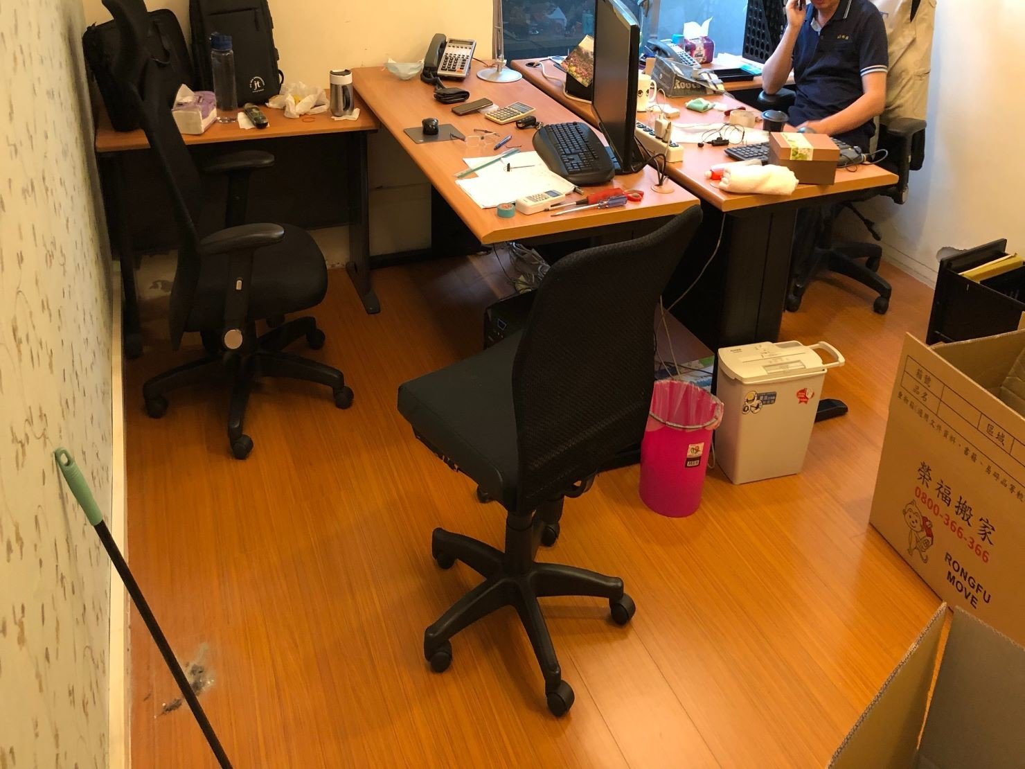 公司搬遷【榮福搬家】垃圾清運推薦給您最優質、最安全的搬運服務:公司搬遷辦公桌椅丟棄留存考慮 公司搬遷【榮福搬家】垃圾清運推薦給您最優質、最安全的搬運服務:公司搬遷辦公桌椅丟棄留存考慮
