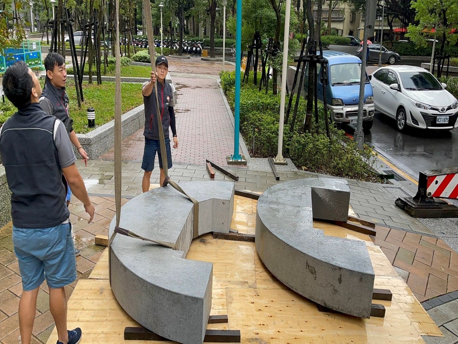 重物搬運/南港搬家【榮福搬家公司】搬洗衣機、搬披薩窯、精搬金庫、搬保險櫃、精搬魚缸、跨縣搬家、搬工派遣、搬床墊、搬冰箱、搬家具、搬家首選、吊掛搬運、吊家具搬運、台北搬家公司推薦:大台北搬家、新北搬家推薦,精緻包裝搬運「細膩包裝、專業搬運、用心服務、以客為尊」是榮福搬家公司的宗旨與精神。歡迎立即來電02-2651-2727專人服務。 重物搬運/南港搬家【榮福搬家公司】搬洗衣機、搬披薩窯、精搬金庫、搬保險櫃、精搬魚缸、跨縣搬家、搬工派遣、搬床墊、搬冰箱、搬家具、搬家首選、吊掛搬運、吊家具搬運、台北搬家公司推薦:大台北搬家、新北搬家推薦,精緻包裝搬運「細膩包裝、專業搬運、用心服務、以客為尊」是榮福搬家公司的宗旨與精神。歡迎立即來電02-2651-2727專人服務。