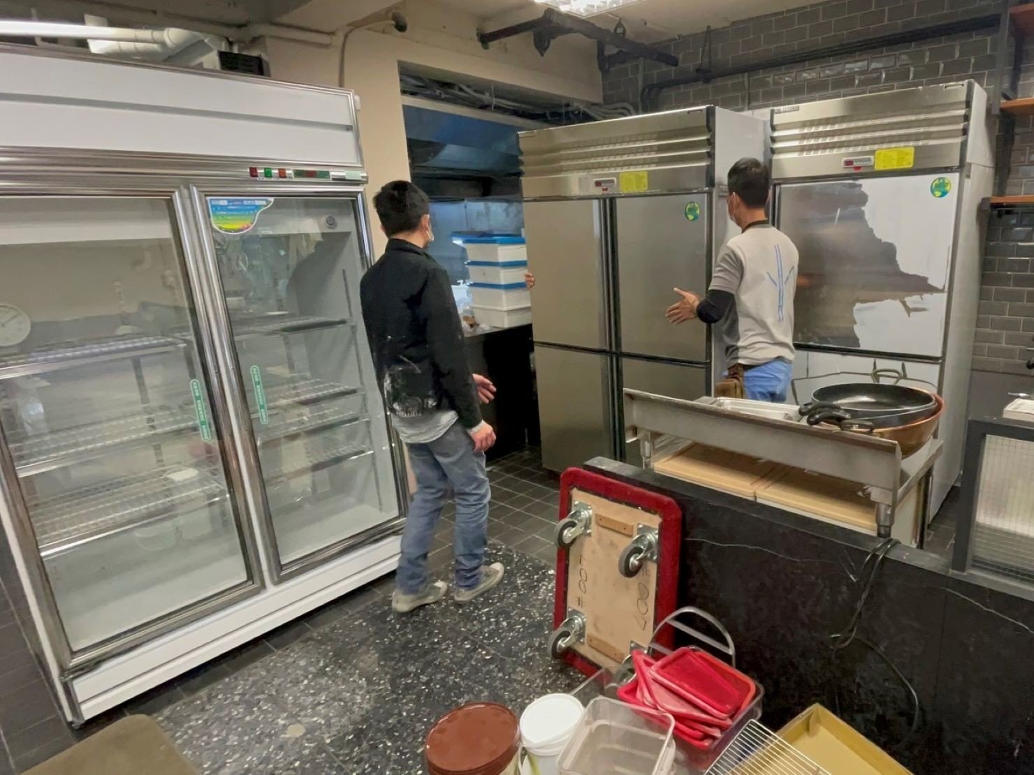 【榮福搬家】烘焙店面搬遷、甜點店面搬遷、麵包店搬遷、店面搬遷暫放倉儲、餐飲設備暫放倉儲、訂製餐桌椅精緻包裝、營業用攪拌機搬運、營業用冰箱精緻包裝、營業用烤箱搬遷、麵包切割機、營業用冰箱搬遷、工作檯包裝,工作桌,台北搬家公司推薦:大台北搬家,精緻包裝搬運「細膩包裝、專業搬運、用心服務、以客為尊」是榮福搬家公司的宗旨與精神。歡迎立即來電02-2651-2727專人服務。 【榮福搬家】烘焙店面搬遷、甜點店面搬遷、麵包店搬遷、店面搬遷暫放倉儲、餐飲設備暫放倉儲、訂製餐桌椅精緻包裝、營業用攪拌機搬運、營業用冰箱精緻包裝、營業用烤箱搬遷、麵包切割機、營業用冰箱搬遷、工作檯包裝,工作桌,台北搬家公司推薦:大台北搬家,精緻包裝搬運「細膩包裝、專業搬運、用心服務、以客為尊」是榮福搬家公司的宗旨與精神。歡迎立即來電02-2651-2727專人服務。