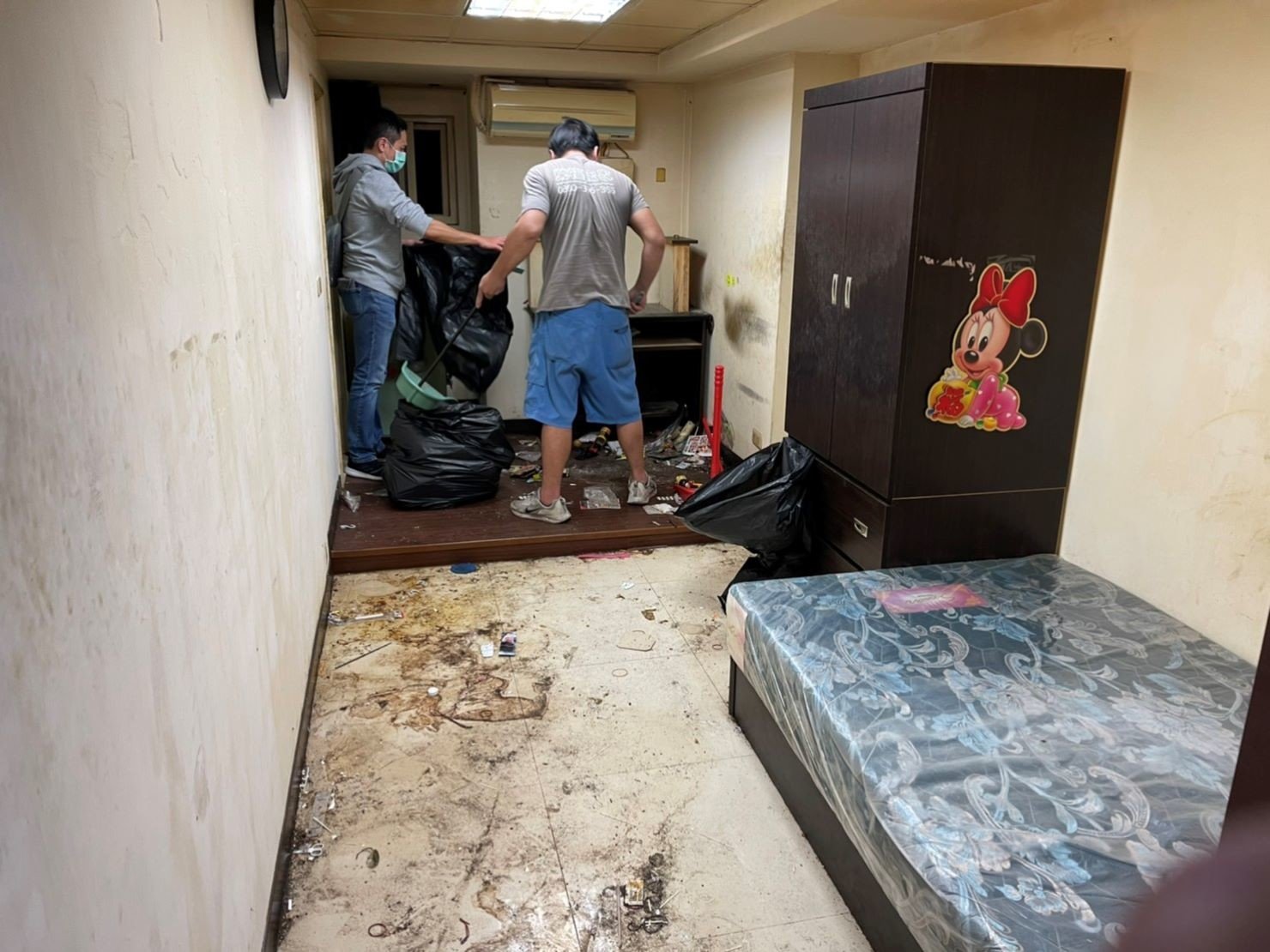 新北市垃圾清運、台北垃圾清運、不要的家具怎麼辦、搬家公司推薦、新北搬家推薦【榮福搬家公司】南港搬家、桃園搬家公司推薦、桃園大型垃圾、台北搬家公司推薦、搬垃圾處理、家庭廢棄物清運、廢棄物處理、搬運廢棄物、家具垃圾處理、清運、搬家具、冰箱搬運、基隆搬家、大型家電回收清運、床墊搬運、搬衣櫃、大型家具丟棄、搬公司行號、家庭垃圾清運公司、清垃圾、廢棄家具處理、廢棄家具清運、搬家車,針對顧客都秉持以用心實在專業搬家技巧,搬家實在用心值得您的信賴與選擇。歡迎來電咨詢02-2651-2727,榮福搬家有專員立即為您服務。 新北市垃圾清運、台北垃圾清運、不要的家具怎麼辦、搬家公司推薦、新北搬家推薦【榮福搬家公司】南港搬家、桃園搬家公司推薦、桃園大型垃圾、台北搬家公司推薦、搬垃圾處理、家庭廢棄物清運、廢棄物處理、搬運廢棄物、家具垃圾處理、清運、搬家具、冰箱搬運、基隆搬家、大型家電回收清運、床墊搬運、搬衣櫃、大型家具丟棄、搬公司行號、家庭垃圾清運公司、清垃圾、廢棄家具處理、廢棄家具清運、搬家車,針對顧客都秉持以用心實在專業搬家技巧,搬家實在用心值得您的信賴與選擇。歡迎來電咨詢02-2651-2727,榮福搬家有專員立即為您服務。