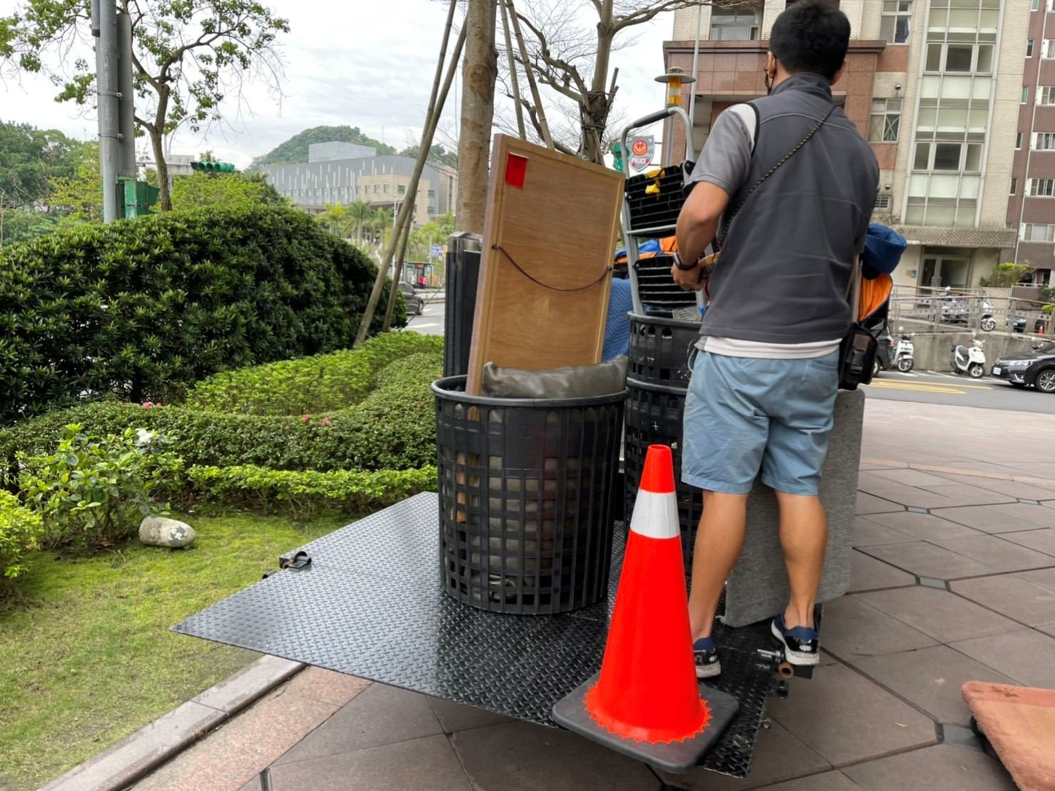 搬家公司推薦、新北搬家公司推薦【榮福搬家公司】口碑第一、搬家首選、南港搬家、桃園搬家公司推薦、台北搬家公司推薦、搬衣櫃、搬大型家具、搬家具、冰箱搬運、搬洗衣機、基隆搬家、搬家電、床墊搬運、搬金庫、搬保險櫃、搬公司行號、大型廚具搬運、各式各樣機台搬運、搬冷凍櫃、搬運動器材、店面搬遷、廠房遷移、百貨專櫃進撤櫃、家庭搬家、搬鋼琴、搬工計時、搬工服務、人力搬運、搬運、跨縣市搬家、重物搬運、魚缸搬運、搬按摩椅、搬電動醫療床、搬神桌、單件家具運送、吊家具搬運、搬家紙箱,針對顧客都秉持以用心實在專業搬家技巧,搬家實在用心值得您的信賴與選擇。歡迎來電咨詢02-2651-2727,榮福搬家有專員立即為您服務。系統式家具拆裝找專業的榮福搬家就對了。 搬家公司推薦、新北搬家公司推薦【榮福搬家公司】口碑第一、搬家首選、南港搬家、桃園搬家公司推薦、台北搬家公司推薦、搬衣櫃、搬大型家具、搬家具、冰箱搬運、搬洗衣機、基隆搬家、搬家電、床墊搬運、搬金庫、搬保險櫃、搬公司行號、大型廚具搬運、各式各樣機台搬運、搬冷凍櫃、搬運動器材、店面搬遷、廠房遷移、百貨專櫃進撤櫃、家庭搬家、搬鋼琴、搬工計時、搬工服務、人力搬運、搬運、跨縣市搬家、重物搬運、魚缸搬運、搬按摩椅、搬電動醫療床、搬神桌、單件家具運送、吊家具搬運、搬家紙箱,針對顧客都秉持以用心實在專業搬家技巧,搬家實在用心值得您的信賴與選擇。歡迎來電咨詢02-2651-2727,榮福搬家有專員立即為您服務。系統式家具拆裝找專業的榮福搬家就對了。