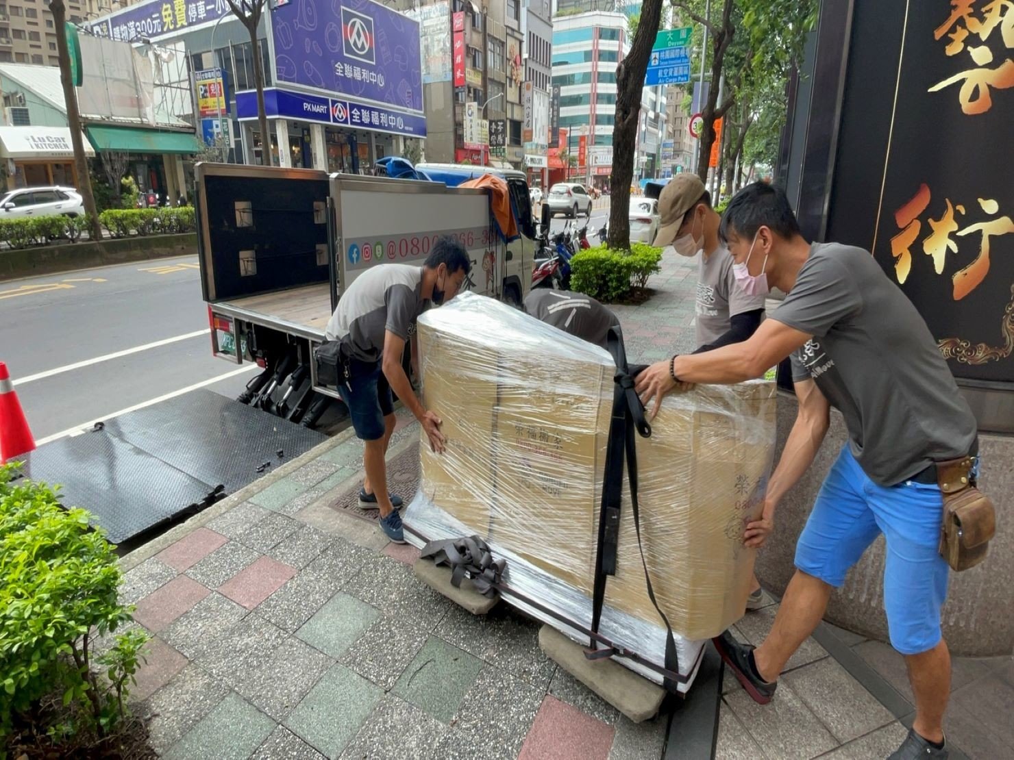 搬家首選【榮福搬家公司】木雕刻品、木雕神像、木雕刻藝術品、玉雕藝術品、近百萬大型玉雕物件、藝術品店搬運、大型玉雕馬、跨縣市搬家、搬工計時、搬家具、搬家首選、特殊重物搬運、用心防護、精緻包裝、搬重物技巧、新北搬家公司推薦、搬家車、搬家公司、基隆搬家、南港搬家、桃園搬家公司推薦、台北搬家公司推薦:大台北搬家,精緻包裝搬運「細膩包裝、專業搬運、用心服務、以客為尊」是榮福搬家公司的宗旨與精神。歡迎立即來電02-2651-2727專人服務。 搬家首選【榮福搬家公司】木雕刻品、木雕神像、木雕刻藝術品、玉雕藝術品、近百萬大型玉雕物件、藝術品店搬運、大型玉雕馬、跨縣市搬家、搬工計時、搬家具、搬家首選、特殊重物搬運、用心防護、精緻包裝、搬重物技巧、新北搬家公司推薦、搬家車、搬家公司、基隆搬家、南港搬家、桃園搬家公司推薦、台北搬家公司推薦:大台北搬家,精緻包裝搬運「細膩包裝、專業搬運、用心服務、以客為尊」是榮福搬家公司的宗旨與精神。歡迎立即來電02-2651-2727專人服務。