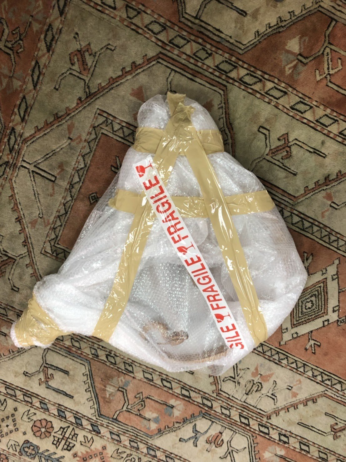 搬家公司【榮福搬家】精緻搬家給您最有品質、最安全的搬運服務,家中的不規則形狀貴重物品,會先裹上氣泡紙作為第一層保護,再綑上膠布使其更加牢固,防刮又防撞。 搬家公司【榮福搬家】精緻搬家給您最有品質、最安全的搬運服務,家中的不規則形狀貴重物品,會先裹上氣泡紙作為第一層保護,再綑上膠布使其更加牢固,防刮又防撞。