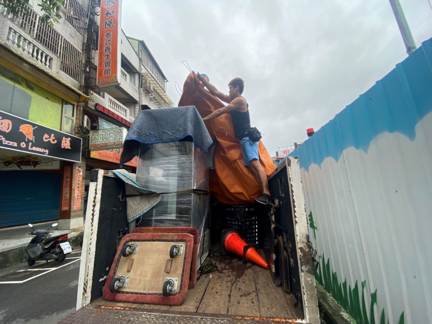 搬冰箱【榮福搬家公司】台北搬家、新北搬家、搬家首選、優質搬家，包裝搬運「細膩包裝、專業搬運、用心服務、以客為尊」值得您來選擇：安全包裹冰箱再三牢靠固定後再運送。