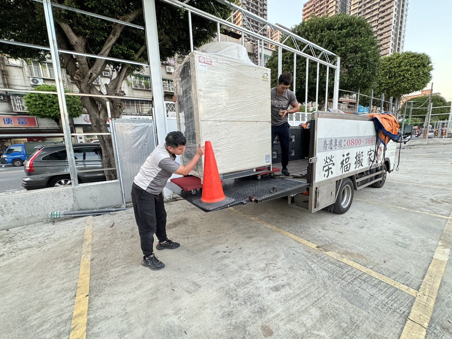 單一件特殊重物,儀器設備搬遷、網路機櫃搬遷、系統機櫃搬遷、光纖機櫃搬遷、不斷電系統搬遷、機房搬遷、搬UPS設備、伺服器設備搬運、搬電池櫃、搬旁路開關、搬重物【榮福搬家公司】、特殊重物搬運、單件重物搬運、專搬重物、企業搬運服務、公司行號搬遷、搬遷、新北搬家公司推薦、搬家公司、汐止機櫃搬運、南港機櫃搬運、中永和機櫃搬運、新店機櫃搬運、內湖機櫃搬運、台北機櫃搬運、林口機櫃搬運、桃園機櫃搬運、桃園搬家公司推薦、台北搬家公司推薦:大台北搬家,精緻包裝搬運「細膩包裝、專業搬運、用心服務、以客為尊」是榮福搬家公司的宗旨與精神。歡迎立即來電02-2651-2727專人服務。 單一件特殊重物,儀器設備搬遷、網路機櫃搬遷、系統機櫃搬遷、光纖機櫃搬遷、不斷電系統搬遷、機房搬遷、搬UPS設備、伺服器設備搬運、搬電池櫃、搬旁路開關、搬重物【榮福搬家公司】、特殊重物搬運、單件重物搬運、專搬重物、企業搬運服務、公司行號搬遷、搬遷、新北搬家公司推薦、搬家公司、汐止機櫃搬運、南港機櫃搬運、中永和機櫃搬運、新店機櫃搬運、內湖機櫃搬運、台北機櫃搬運、林口機櫃搬運、桃園機櫃搬運、桃園搬家公司推薦、台北搬家公司推薦:大台北搬家,精緻包裝搬運「細膩包裝、專業搬運、用心服務、以客為尊」是榮福搬家公司的宗旨與精神。歡迎立即來電02-2651-2727專人服務。