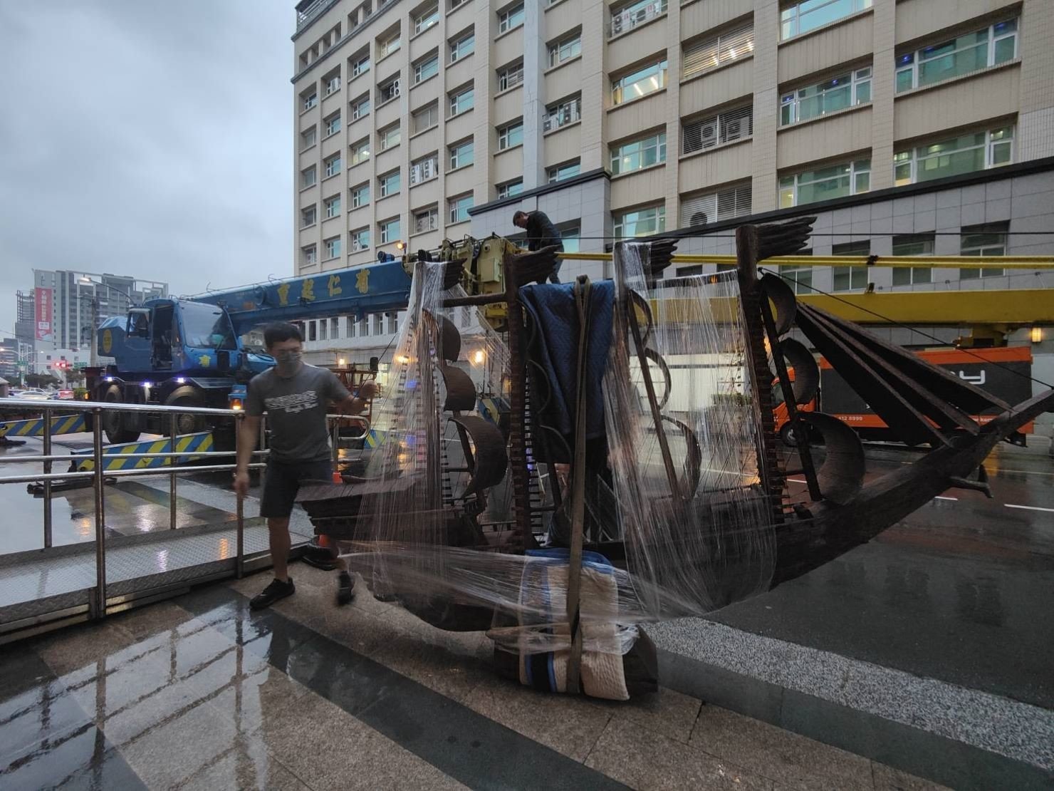 只需吊掛作業?不需用搬家貨車載運?只需搬運單一木雕藝術品【榮福搬家公司】木雕刻品吊掛作業、木雕神像吊掛、木雕刻藝術品吊掛、辦公室大型藝術品搬運、公司行號大型物品吊掛作業、辦公室搬遷、公司行號搬遷、搬工計時、搬家首選、特殊重物搬運、專搬重物、搬重物技巧、新北搬家公司推薦、搬家車、搬家公司、基隆搬家、南港搬家、桃園搬家公司推薦、台北搬家公司推薦:大台北搬家,精緻包裝搬運「細膩包裝、專業搬運、用心服務、以客為尊」是榮福搬家公司的宗旨與精神。歡迎立即來電02-2651-2727專人服務。 只需吊掛作業?不需用搬家貨車載運?只需搬運單一木雕藝術品【榮福搬家公司】木雕刻品吊掛作業、木雕神像吊掛、木雕刻藝術品吊掛、辦公室大型藝術品搬運、公司行號大型物品吊掛作業、辦公室搬遷、公司行號搬遷、搬工計時、搬家首選、特殊重物搬運、專搬重物、搬重物技巧、新北搬家公司推薦、搬家車、搬家公司、基隆搬家、南港搬家、桃園搬家公司推薦、台北搬家公司推薦:大台北搬家,精緻包裝搬運「細膩包裝、專業搬運、用心服務、以客為尊」是榮福搬家公司的宗旨與精神。歡迎立即來電02-2651-2727專人服務。