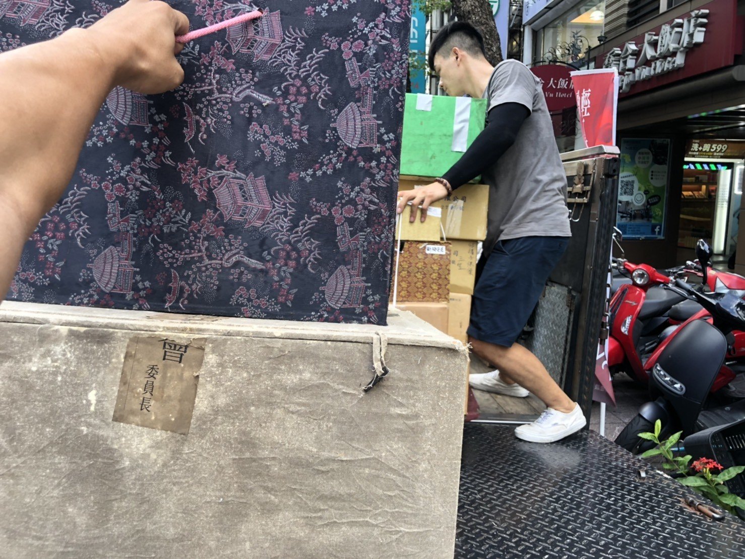 新北搬家公司【榮福搬家公司】台北搬家、值得您的推薦:佛像、佛塔、佛具、法器、紙箱包裝與搬運也是以最高品質來做服務。 新北搬家公司【榮福搬家公司】台北搬家、值得您的推薦:佛像、佛塔、佛具、法器、紙箱包裝與搬運也是以最高品質來做服務。
