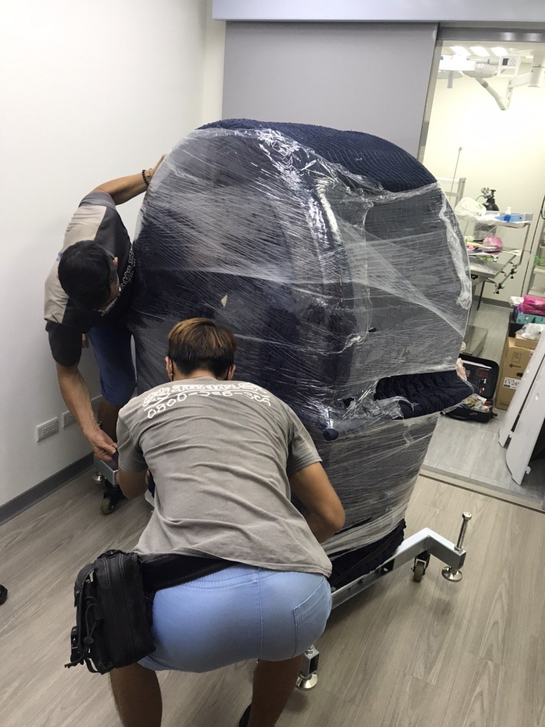 特殊搬運、搬重物【榮福搬家】醫療器材、醫療設備搬運、斷層掃苗儀器搬運、搬單一物件、南港搬家、桃園搬家公司推薦、新北搬家公司推薦、可配合醫院搬運、生技科學儀器搬運、海關箱待拆、醫療儀器專業搬運、廠房遷移、公司行號搬、專搬重物、搬工服務、人力搬運,針對顧客都秉持以用心實在專業搬家技巧,搬家實在用心值得您的信賴與選擇。歡迎來電咨詢02-2651-2727,榮福搬家有專員立即為您服務。 特殊搬運、搬重物【榮福搬家】醫療器材、醫療設備搬運、斷層掃苗儀器搬運、搬單一物件、南港搬家、桃園搬家公司推薦、新北搬家公司推薦、可配合醫院搬運、生技科學儀器搬運、海關箱待拆、醫療儀器專業搬運、廠房遷移、公司行號搬、專搬重物、搬工服務、人力搬運,針對顧客都秉持以用心實在專業搬家技巧,搬家實在用心值得您的信賴與選擇。歡迎來電咨詢02-2651-2727,榮福搬家有專員立即為您服務。
