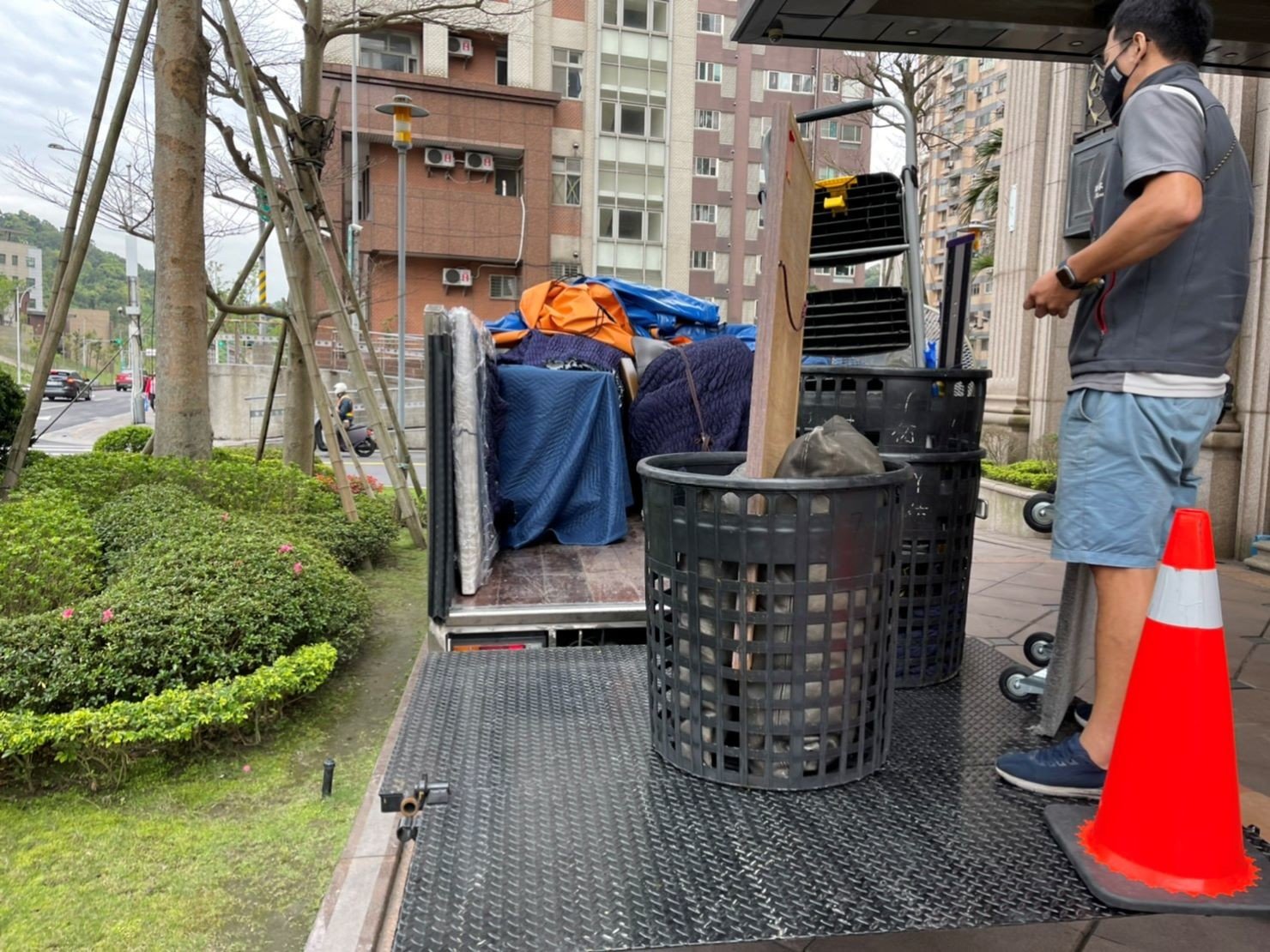 搬家公司推薦、新北搬家公司推薦【榮福搬家公司】口碑第一、搬家首選、南港搬家、桃園搬家公司推薦、台北搬家公司推薦、搬衣櫃、搬大型家具、搬家具、冰箱搬運、搬洗衣機、基隆搬家、搬家電、床墊搬運、搬金庫、搬保險櫃、搬公司行號、大型廚具搬運、各式各樣機台搬運、搬冷凍櫃、搬運動器材、店面搬遷、廠房遷移、百貨專櫃進撤櫃、家庭搬家、搬鋼琴、搬工計時、搬工服務、人力搬運、搬運、跨縣市搬家、重物搬運、魚缸搬運、搬按摩椅、搬電動醫療床、搬神桌、單件家具運送、吊家具搬運、搬家紙箱,針對顧客都秉持以用心實在專業搬家技巧,搬家實在用心值得您的信賴與選擇。歡迎來電咨詢02-2651-2727,榮福搬家有專員立即為您服務。系統式家具拆裝找專業的榮福搬家就對了。 搬家公司推薦、新北搬家公司推薦【榮福搬家公司】口碑第一、搬家首選、南港搬家、桃園搬家公司推薦、台北搬家公司推薦、搬衣櫃、搬大型家具、搬家具、冰箱搬運、搬洗衣機、基隆搬家、搬家電、床墊搬運、搬金庫、搬保險櫃、搬公司行號、大型廚具搬運、各式各樣機台搬運、搬冷凍櫃、搬運動器材、店面搬遷、廠房遷移、百貨專櫃進撤櫃、家庭搬家、搬鋼琴、搬工計時、搬工服務、人力搬運、搬運、跨縣市搬家、重物搬運、魚缸搬運、搬按摩椅、搬電動醫療床、搬神桌、單件家具運送、吊家具搬運、搬家紙箱,針對顧客都秉持以用心實在專業搬家技巧,搬家實在用心值得您的信賴與選擇。歡迎來電咨詢02-2651-2727,榮福搬家有專員立即為您服務。系統式家具拆裝找專業的榮福搬家就對了。