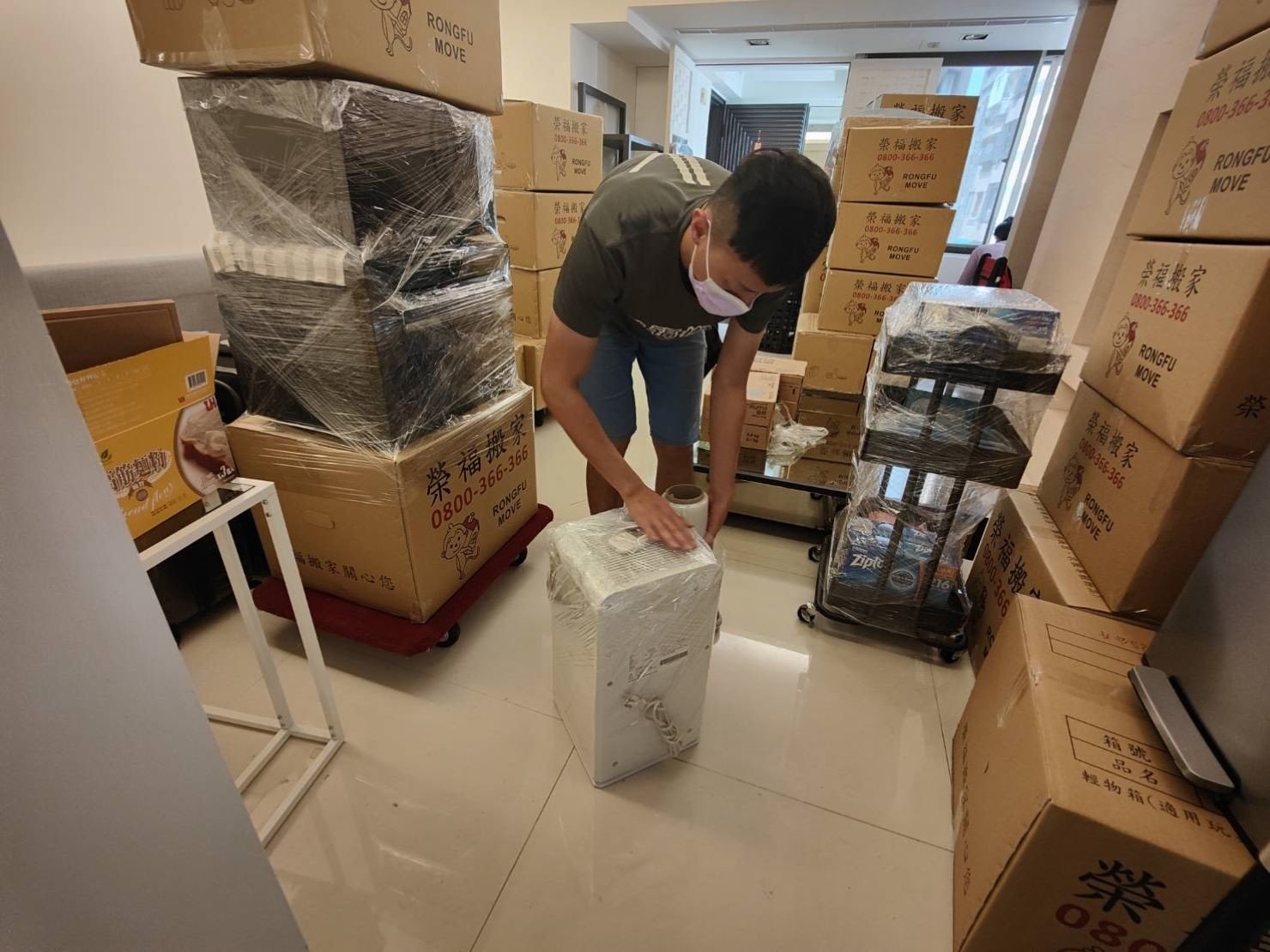 專人打包、搬家公司推薦、GOOGLE搬家公司推薦【榮福搬家公司】、家庭區域性專人打包、精緻搬家、精緻包裝、專人打包裝箱、床墊搬運、冰箱搬運、搬家首選、台北搬家公司推薦:大台北搬家,精緻包裝搬運「細膩包裝、專業搬運、用心服務、以客為尊」是榮福搬家公司的宗旨與精神。 專人打包、搬家公司推薦、GOOGLE搬家公司推薦【榮福搬家公司】、家庭區域性專人打包、精緻搬家、精緻包裝、專人打包裝箱、床墊搬運、冰箱搬運、搬家首選、台北搬家公司推薦:大台北搬家,精緻包裝搬運「細膩包裝、專業搬運、用心服務、以客為尊」是榮福搬家公司的宗旨與精神。