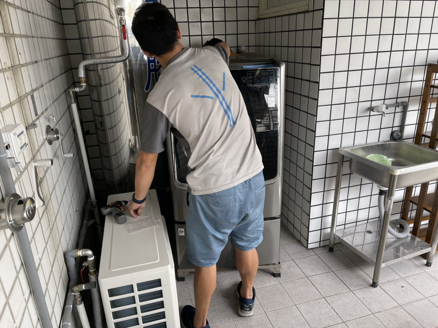 搬滾筒洗脫烘洗衣機【榮福搬家公司】搬洗衣機、精搬金庫、搬保險櫃、精搬魚缸、魚缸搬運、跨縣搬家、搬工派遣、搬洗衣機、搬床墊、搬冰箱、搬家具、搬家首選、吊掛搬運、吊家具搬運、新北搬家公司推薦、桃園搬家推薦、南港搬家、基隆搬家、台北搬家公司推薦:大台北搬家,精緻包裝搬運「細膩包裝、專業搬運、用心服務、以客為尊」是榮福搬家公司的宗旨與精神。歡迎立即來電02-2651-2727專人服務。 搬滾筒洗脫烘洗衣機【榮福搬家公司】搬洗衣機、精搬金庫、搬保險櫃、精搬魚缸、魚缸搬運、跨縣搬家、搬工派遣、搬洗衣機、搬床墊、搬冰箱、搬家具、搬家首選、吊掛搬運、吊家具搬運、新北搬家公司推薦、桃園搬家推薦、南港搬家、基隆搬家、台北搬家公司推薦:大台北搬家,精緻包裝搬運「細膩包裝、專業搬運、用心服務、以客為尊」是榮福搬家公司的宗旨與精神。歡迎立即來電02-2651-2727專人服務。
