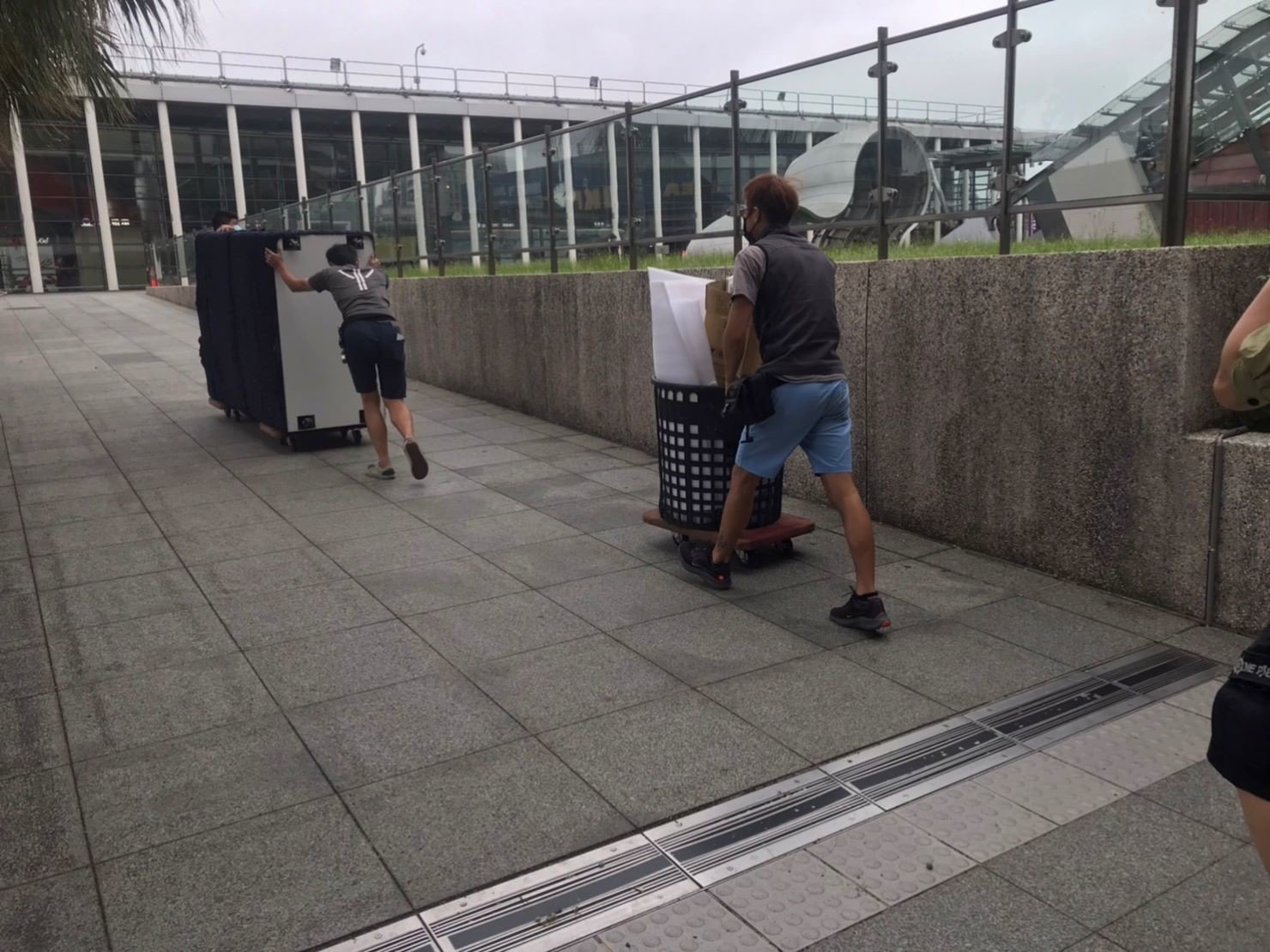 廠房遷移、搬重物【榮福搬家公司】公司行號搬遷、搬玻璃、搬石椅、搬石頭桌、搬披薩窯、精搬金庫、搬保險櫃、精搬魚缸、精搬鋼琴、搬醫療床、大型健身器材搬運、大型廚具設備搬運、各式各樣機台搬運、跨縣市搬家、搬工計時、人力搬運、搬運、搬床墊、營業用冰箱搬運、大型家具運送、重物搬運首選、吊掛搬運、吊家具搬運、特殊重物搬運、專搬重物、重物搬運器、手動油壓拖板車、新北搬家推薦、搬家公司、基隆搬家、南港搬家、桃園搬家公司、台北搬家公司推薦:大台北搬家,精緻包裝搬運「細膩包裝、專業搬運、用心服務、以客為尊」是榮福搬家公司的宗旨與精神。歡迎立即來電02-2651-2727專人服務。 廠房遷移、搬重物【榮福搬家公司】公司行號搬遷、搬玻璃、搬石椅、搬石頭桌、搬披薩窯、精搬金庫、搬保險櫃、精搬魚缸、精搬鋼琴、搬醫療床、大型健身器材搬運、大型廚具設備搬運、各式各樣機台搬運、跨縣市搬家、搬工計時、人力搬運、搬運、搬床墊、營業用冰箱搬運、大型家具運送、重物搬運首選、吊掛搬運、吊家具搬運、特殊重物搬運、專搬重物、重物搬運器、手動油壓拖板車、新北搬家推薦、搬家公司、基隆搬家、南港搬家、桃園搬家公司、台北搬家公司推薦:大台北搬家,精緻包裝搬運「細膩包裝、專業搬運、用心服務、以客為尊」是榮福搬家公司的宗旨與精神。歡迎立即來電02-2651-2727專人服務。