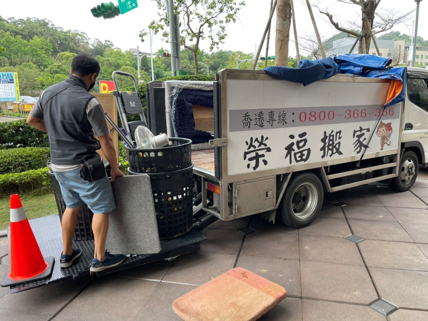 搬家公司推薦、新北搬家公司推薦【榮福搬家公司】口碑第一、搬家首選、南港搬家、桃園搬家公司推薦、台北搬家公司推薦、搬衣櫃、搬大型家具、搬家具、冰箱搬運、搬洗衣機、基隆搬家、搬家電、床墊搬運、搬金庫、搬保險櫃、搬公司行號、大型廚具搬運、各式各樣機台搬運、搬冷凍櫃、搬運動器材、店面搬遷、廠房遷移、百貨專櫃進撤櫃、家庭搬家、搬鋼琴、搬工計時、搬工服務、人力搬運、搬運、跨縣市搬家、重物搬運、魚缸搬運、搬按摩椅、搬電動醫療床、搬神桌、單件家具運送、吊家具搬運、搬家紙箱,針對顧客都秉持以用心實在專業搬家技巧,搬家實在用心值得您的信賴與選擇。歡迎來電咨詢02-2651-2727,榮福搬家有專員立即為您服務。系統式家具拆裝找專業的榮福搬家就對了。 搬家公司推薦、新北搬家公司推薦【榮福搬家公司】口碑第一、搬家首選、南港搬家、桃園搬家公司推薦、台北搬家公司推薦、搬衣櫃、搬大型家具、搬家具、冰箱搬運、搬洗衣機、基隆搬家、搬家電、床墊搬運、搬金庫、搬保險櫃、搬公司行號、大型廚具搬運、各式各樣機台搬運、搬冷凍櫃、搬運動器材、店面搬遷、廠房遷移、百貨專櫃進撤櫃、家庭搬家、搬鋼琴、搬工計時、搬工服務、人力搬運、搬運、跨縣市搬家、重物搬運、魚缸搬運、搬按摩椅、搬電動醫療床、搬神桌、單件家具運送、吊家具搬運、搬家紙箱,針對顧客都秉持以用心實在專業搬家技巧,搬家實在用心值得您的信賴與選擇。歡迎來電咨詢02-2651-2727,榮福搬家有專員立即為您服務。系統式家具拆裝找專業的榮福搬家就對了。
