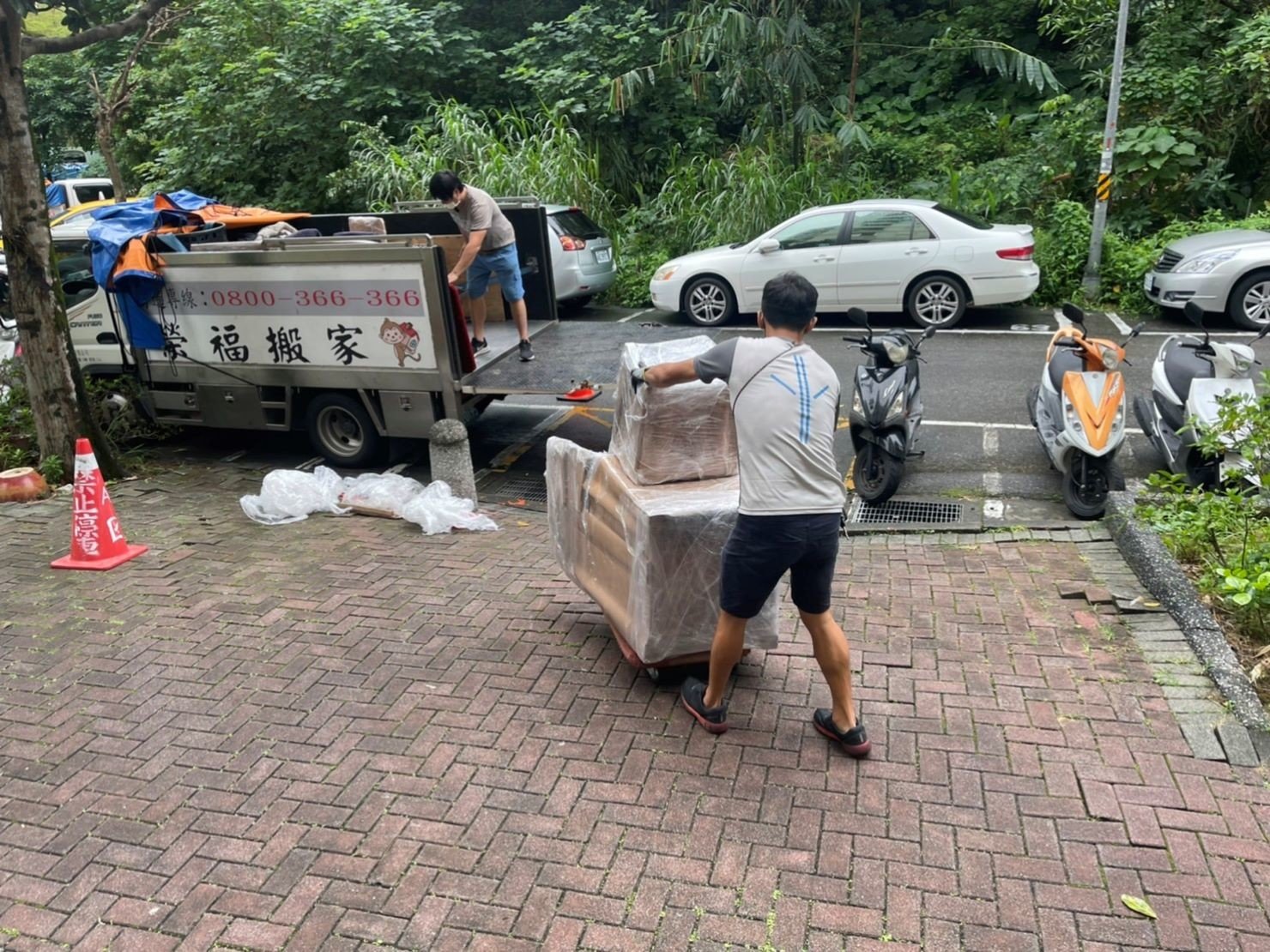 倉儲暫放精緻包裝、搬家公司推薦、新北搬家公司推薦【榮福搬家公司】基隆倉儲搬運搬家、南港倉儲搬運搬家、桃園倉儲搬運、台北倉儲搬運搬家、新北倉儲搬運搬家、板橋倉儲搬運搬家,【倉儲暫放唯一指定搬家公司】住家裝修倉儲暫放、精緻搬家、精緻包裝、倉儲暫放家具防護包裝防潮濕防蟲蛀、廚房家電倉儲包裝、紅木桌椅防潮防蟲倉儲暫放、搬家首選,大型家具搬運、台北搬家公司推薦:大台北搬家,精緻包裝搬運「細膩包裝、專業搬運、用心服務、以客為尊」是榮福搬家公司的宗旨與精神。歡迎立即來電02-2651-2727專人服務。 倉儲暫放精緻包裝、搬家公司推薦、新北搬家公司推薦【榮福搬家公司】基隆倉儲搬運搬家、南港倉儲搬運搬家、桃園倉儲搬運、台北倉儲搬運搬家、新北倉儲搬運搬家、板橋倉儲搬運搬家,【倉儲暫放唯一指定搬家公司】住家裝修倉儲暫放、精緻搬家、精緻包裝、倉儲暫放家具防護包裝防潮濕防蟲蛀、廚房家電倉儲包裝、紅木桌椅防潮防蟲倉儲暫放、搬家首選,大型家具搬運、台北搬家公司推薦:大台北搬家,精緻包裝搬運「細膩包裝、專業搬運、用心服務、以客為尊」是榮福搬家公司的宗旨與精神。歡迎立即來電02-2651-2727專人服務。